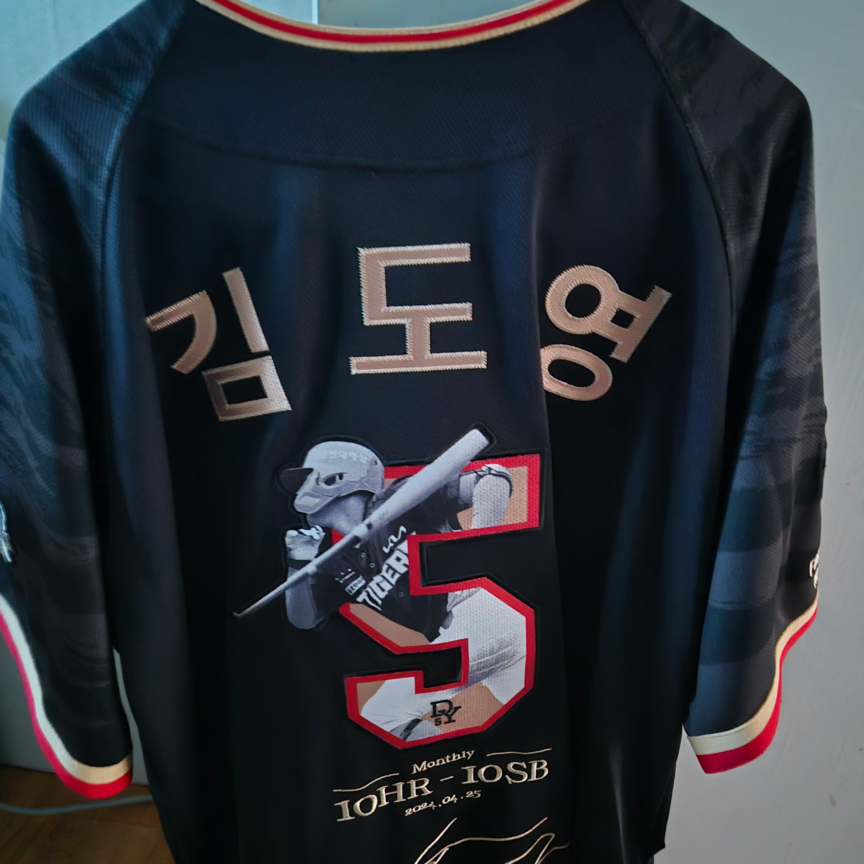 Kia Tigers KBO Kim Do Young The First Monthly 10HR-10SB Anniversary Uniform Black 착용 스타일 - 2