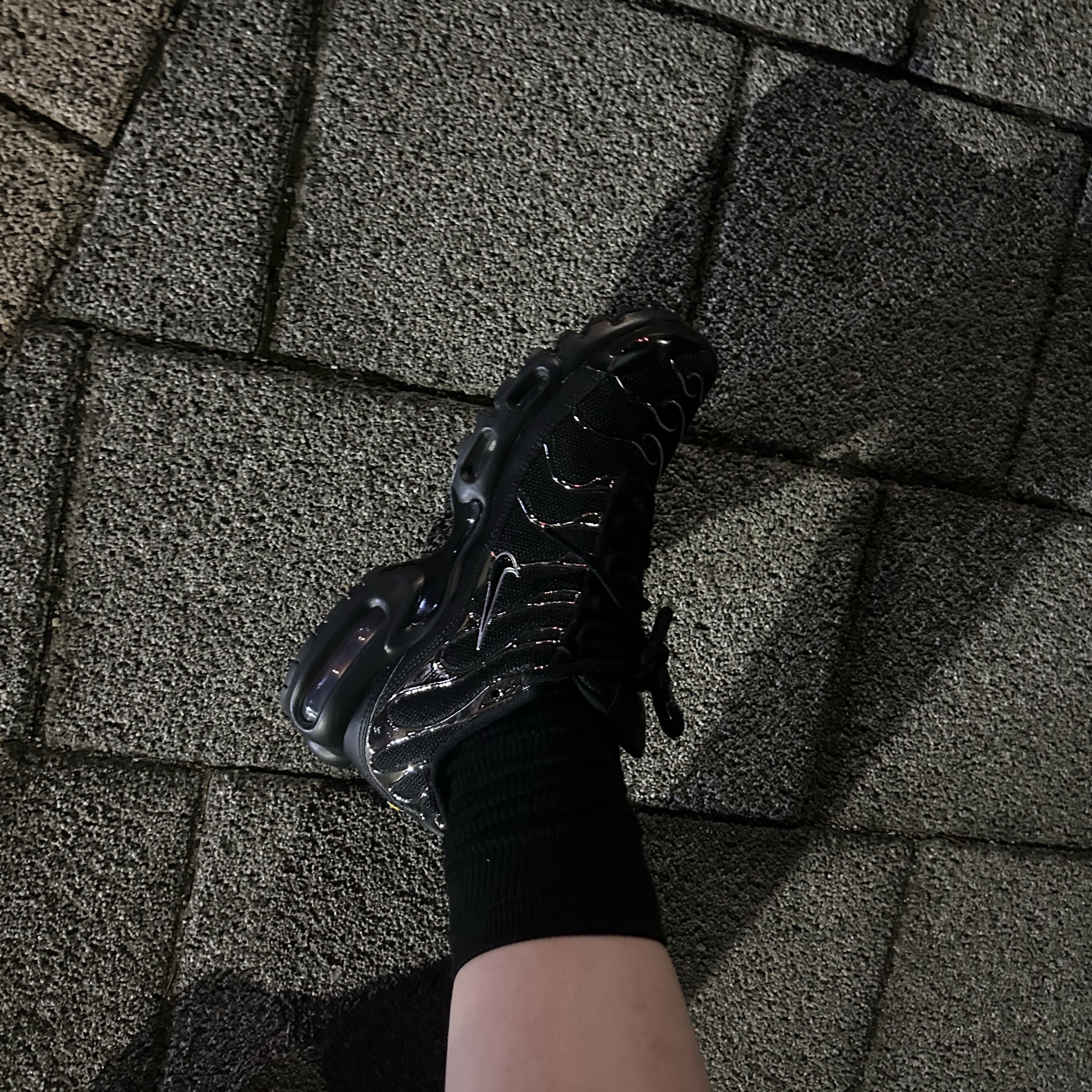 (W) Nike Air Max Plus SE Black Metallic Silver 착용 스타일
