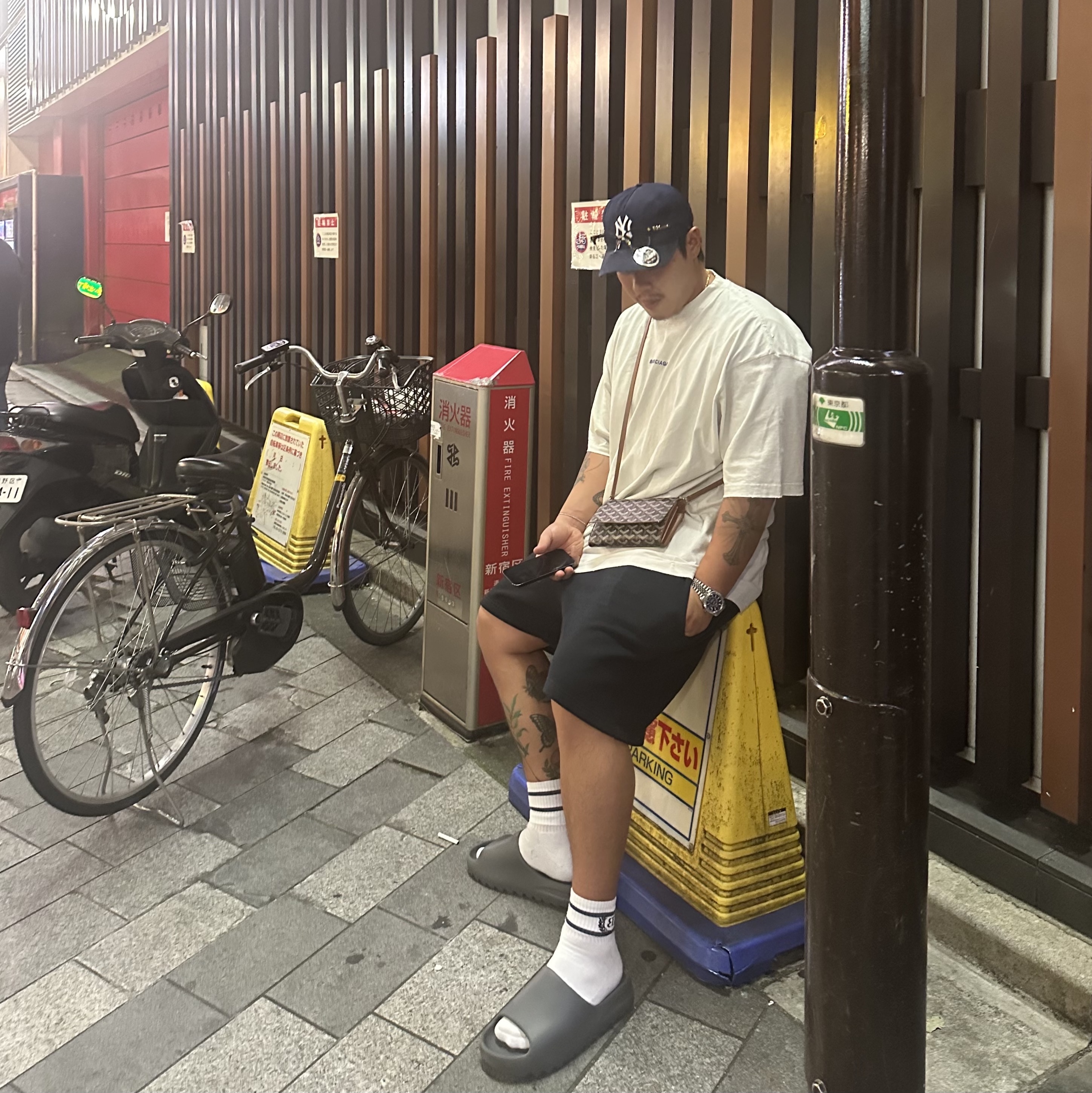 Adidas Yeezy Slide Onyx, Balenciaga Back T-Shirt Medium Fit Dirty White Blue 착용 스타일