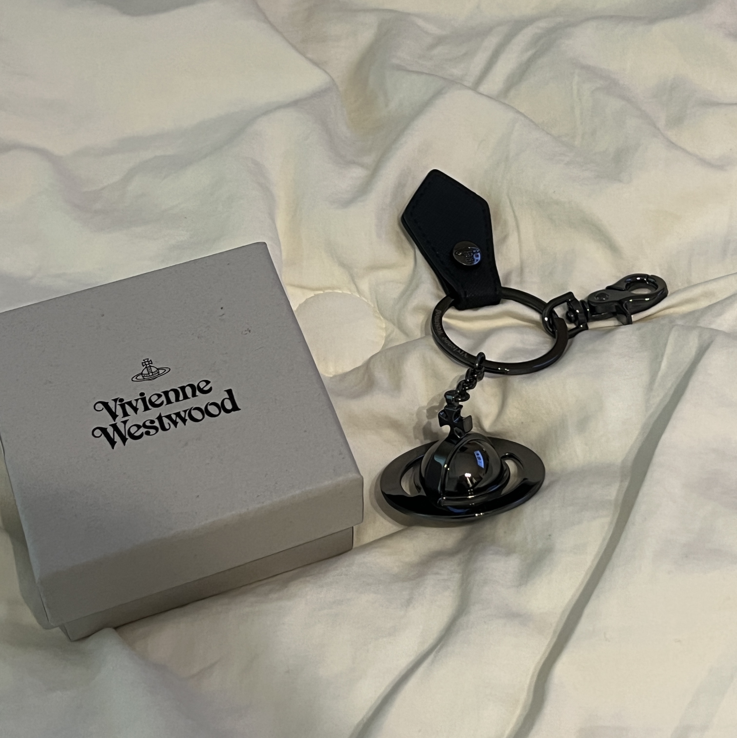 Vivienne Westwood Saffiano 3D Orb Keyring Gunmetal Black 착용 스타일
