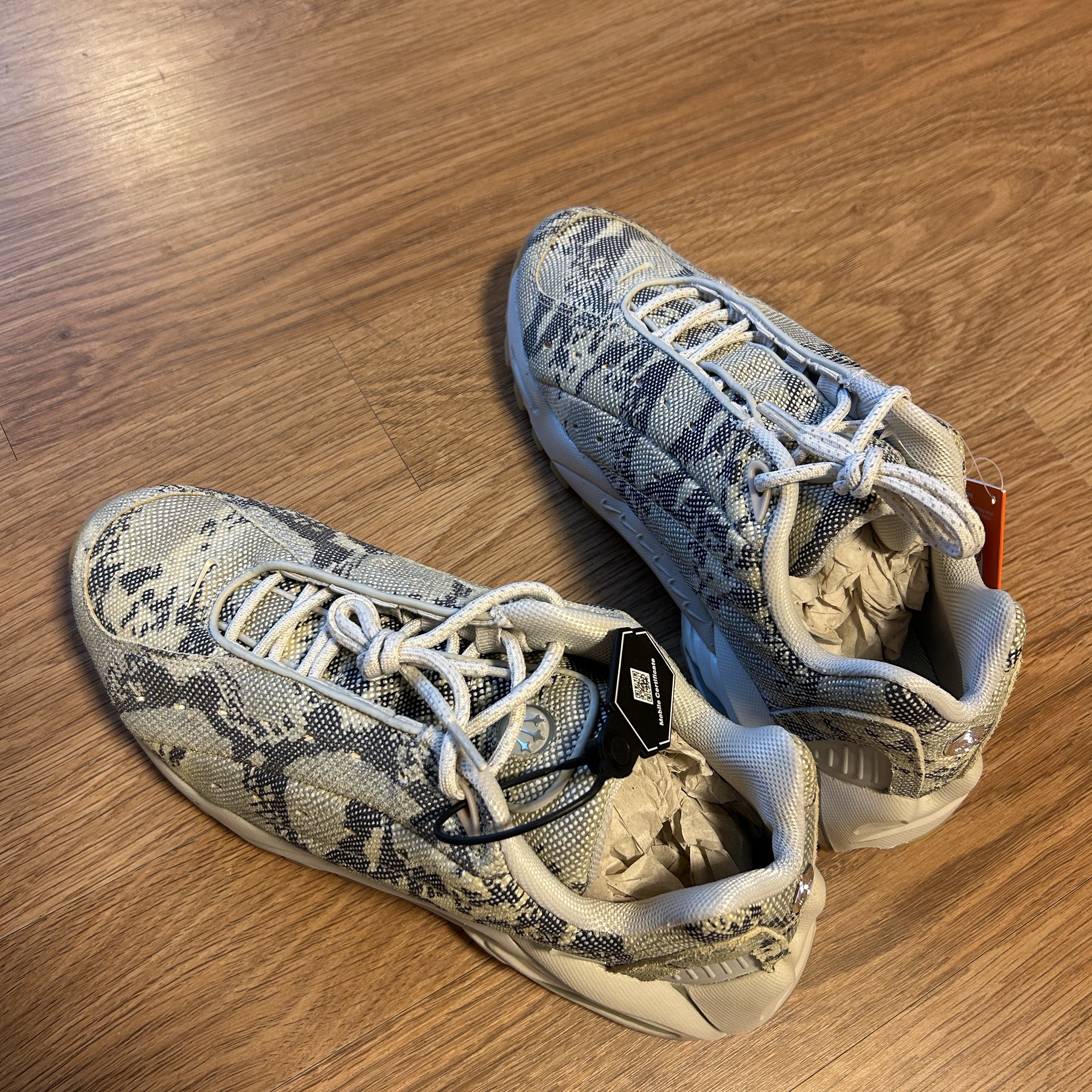 Nike x Drake Nocta Hot Step Air Terra Light Bone 착용 스타일 - 5