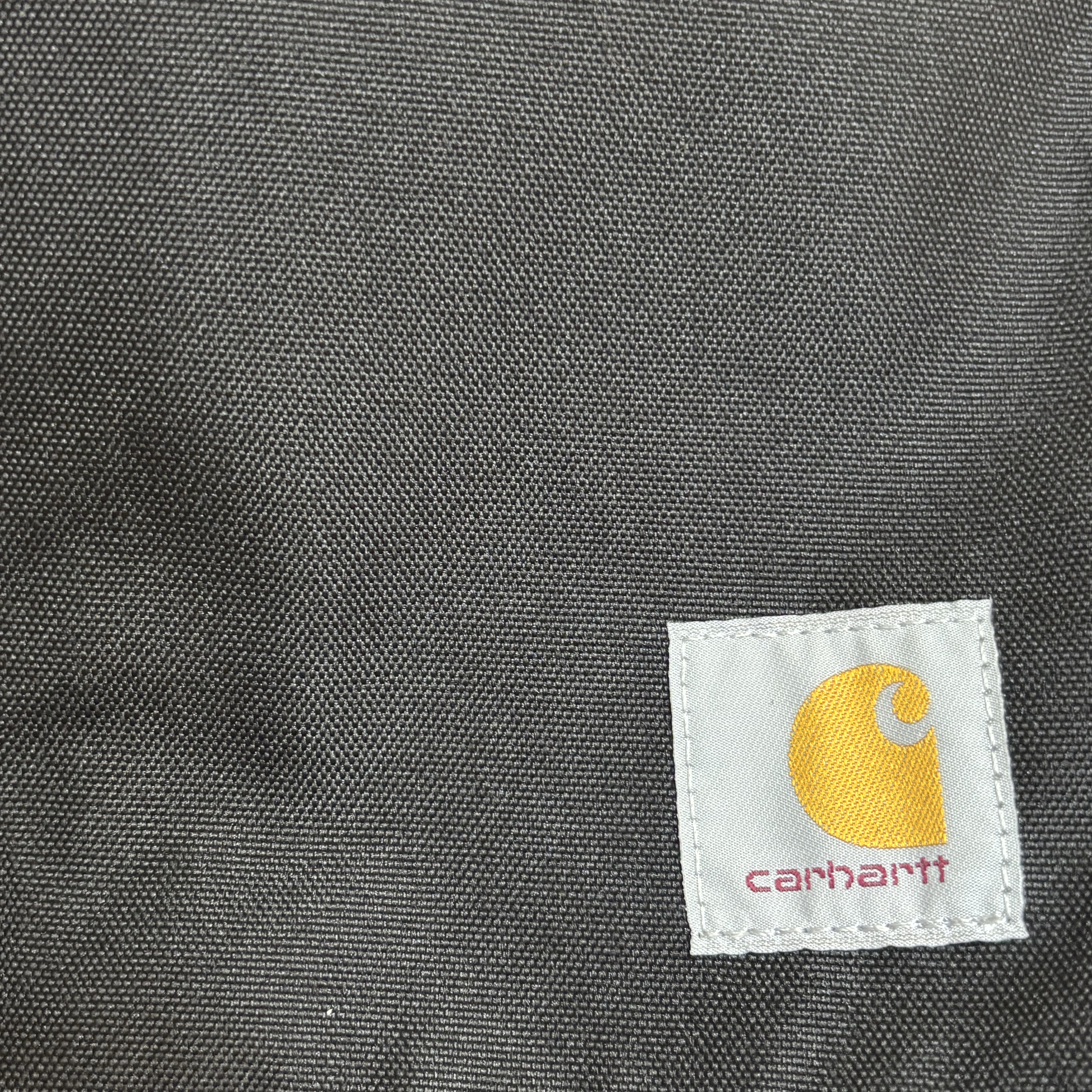 Carhartt Sling Bag Black 착용 스타일 - 1