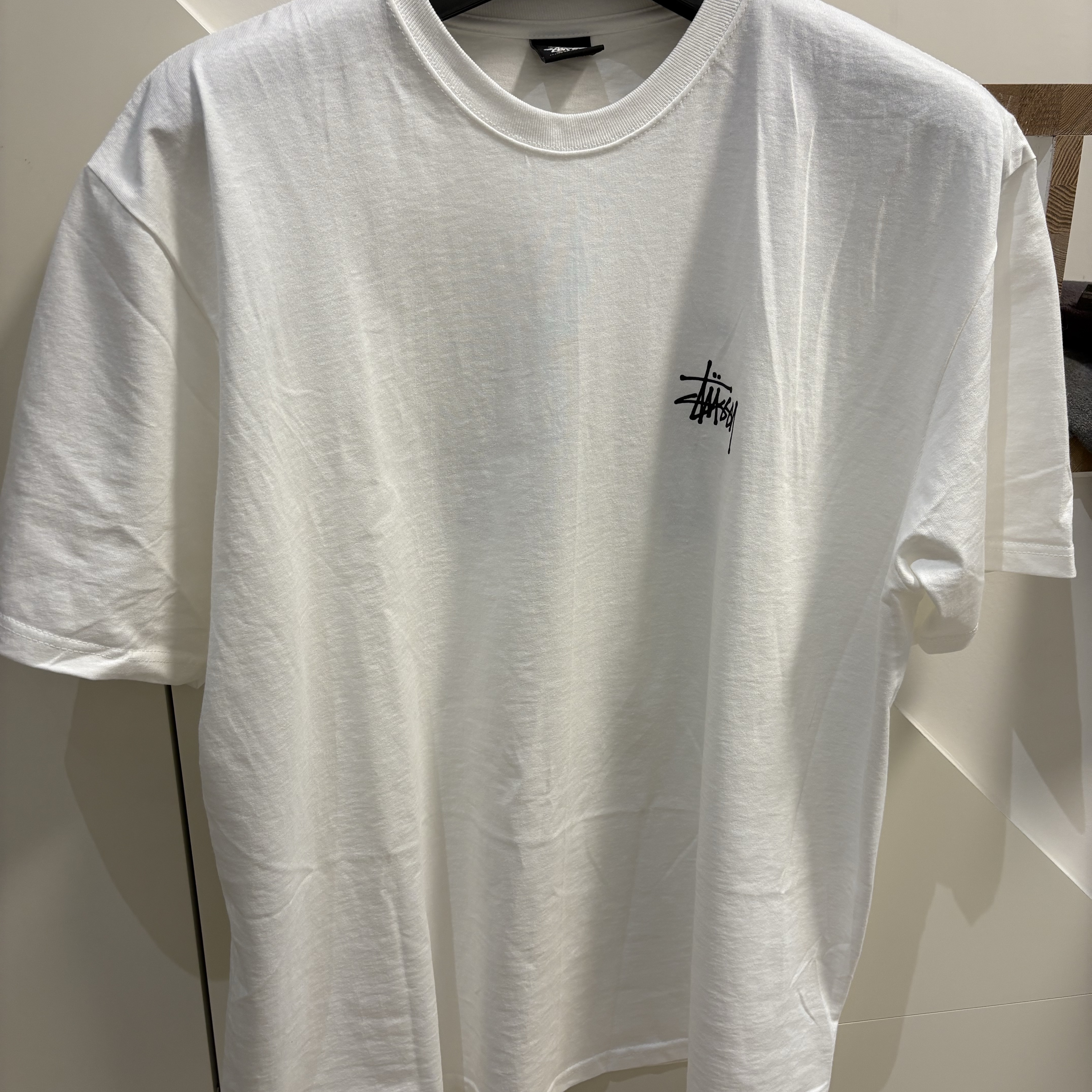 Stussy Basic Stussy T-Shirt White 2024, 2025 착용 스타일 - 3