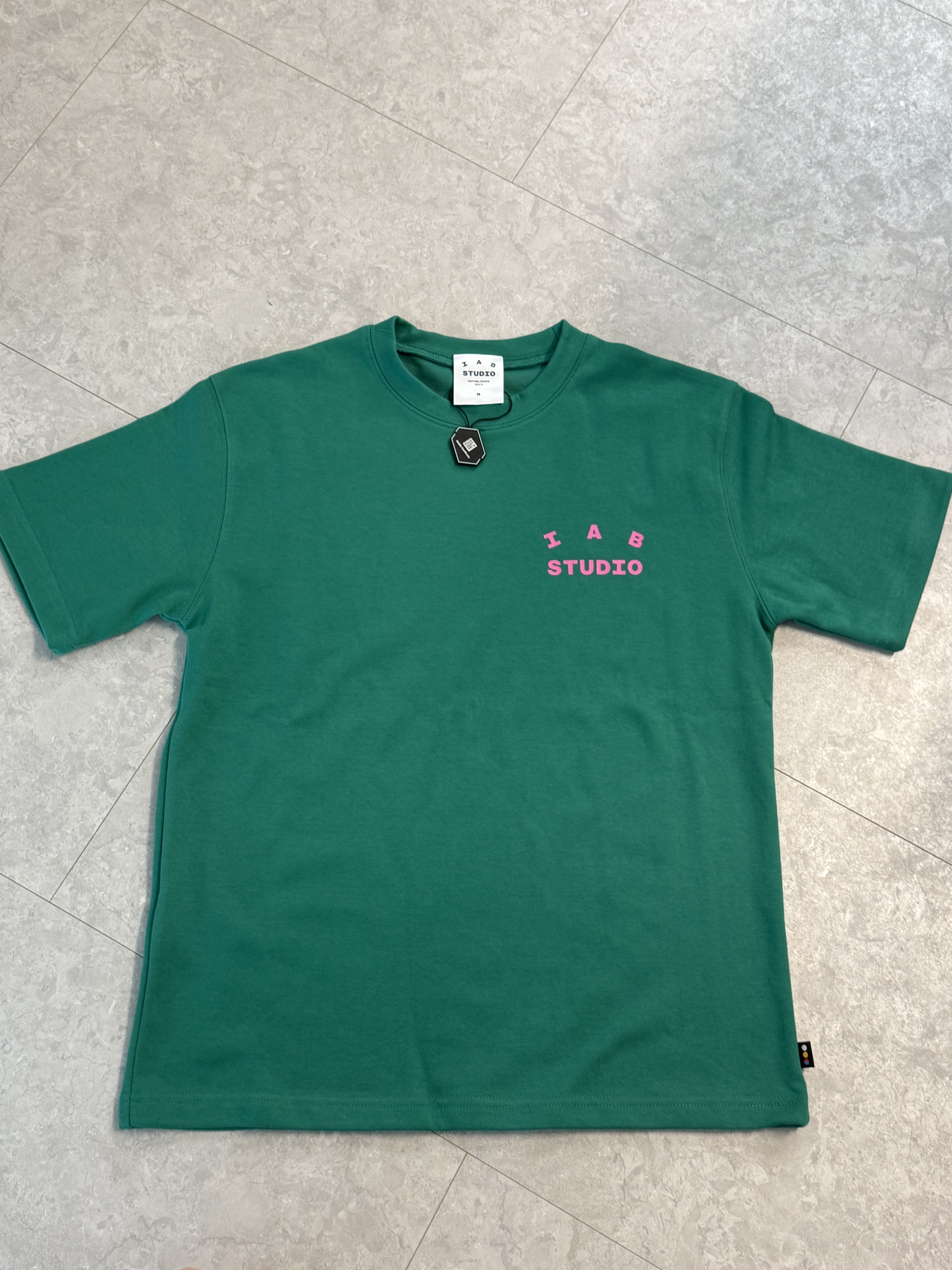 IAB Studio T-Shirt Green Pink 착용 스타일