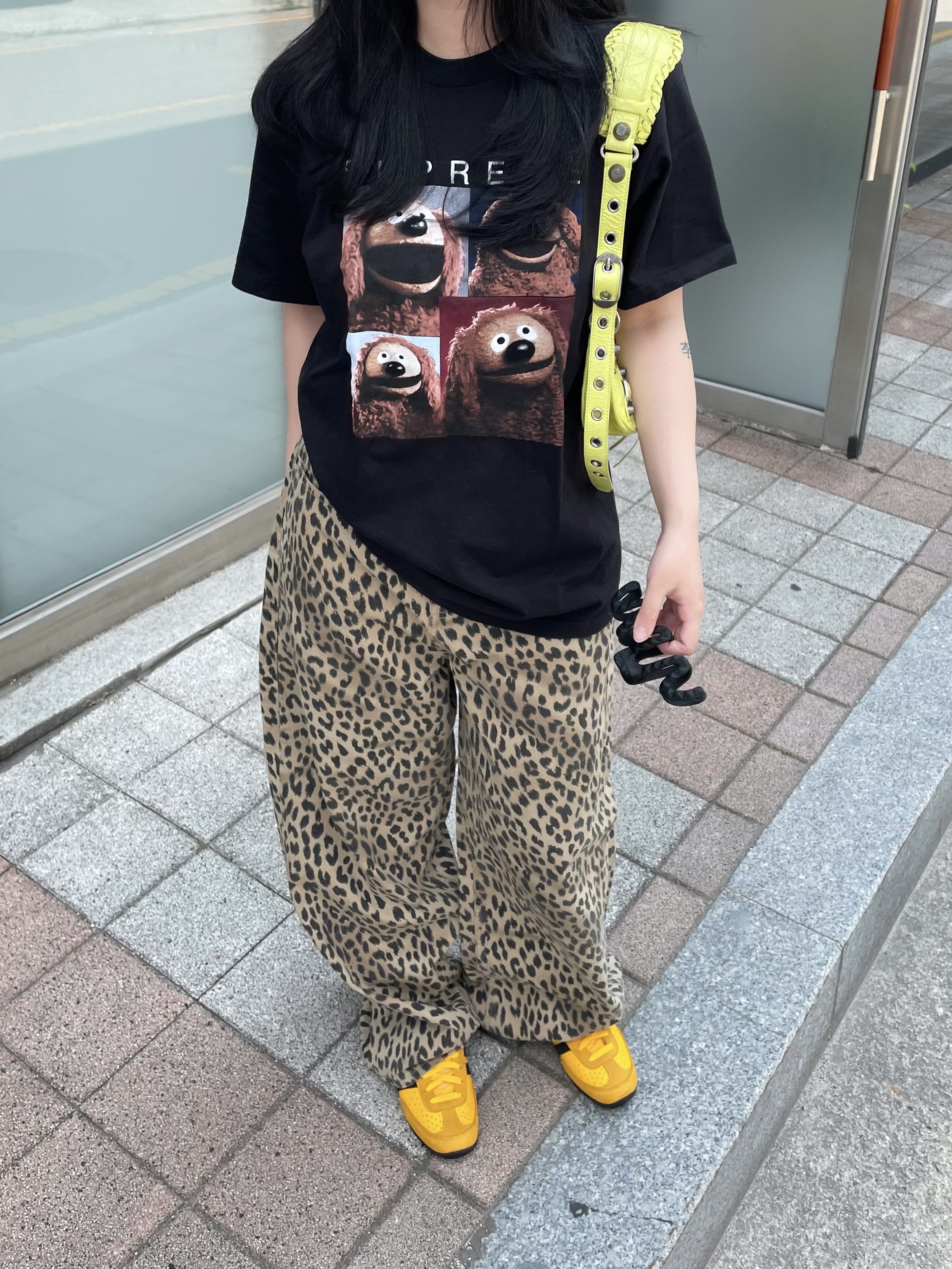 Supreme Rowlf T-Shirt Black - 24SS, (W) Adidas Originals Japan Crew Yellow Core Black 착용 스타일 - 3