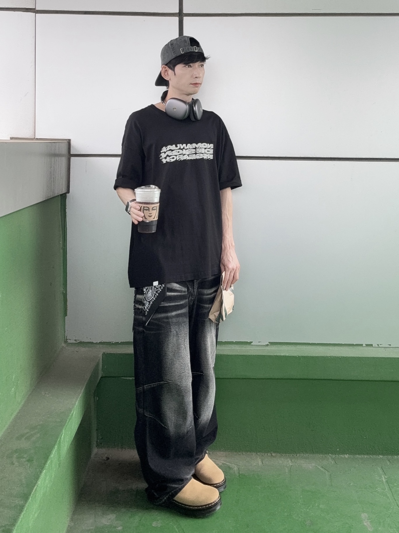 Dr. Martens Zebzag Suede Slingback Platform Mule Savannah Tan, BLR Embossed Wave Washing Wide Denim Pants Black 착용 스타일 - 1