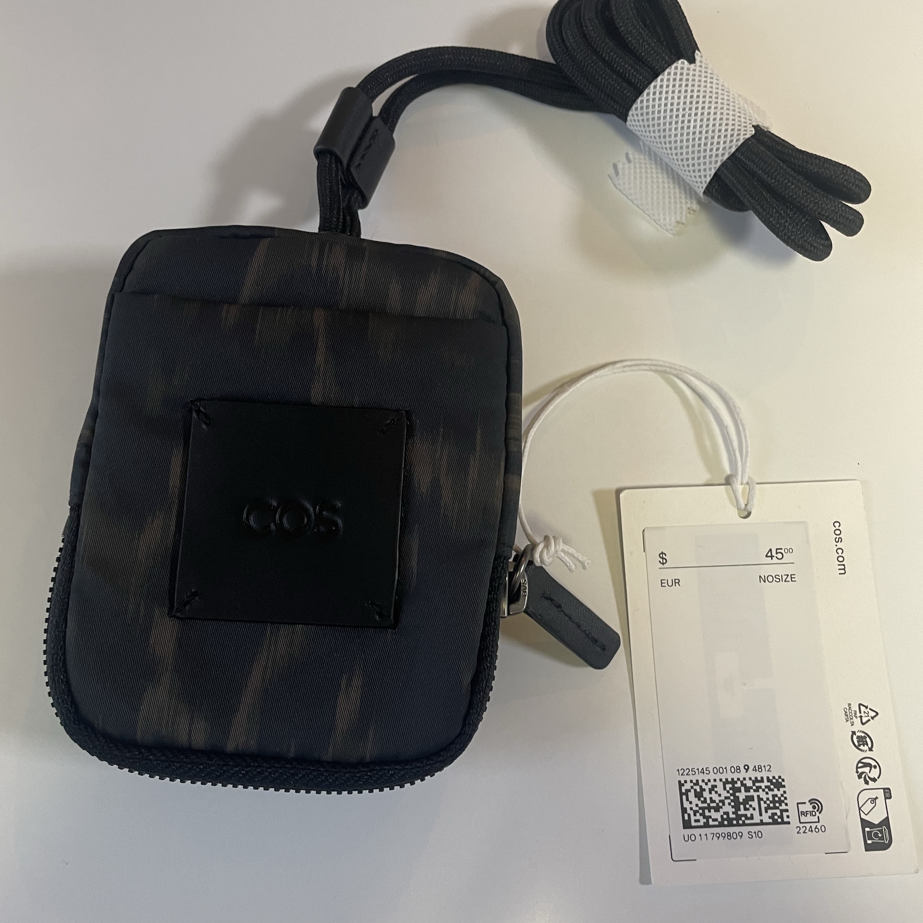COS Animal-Print Mini Crossbody Pouch Nylon Grey 착용 스타일 - 1