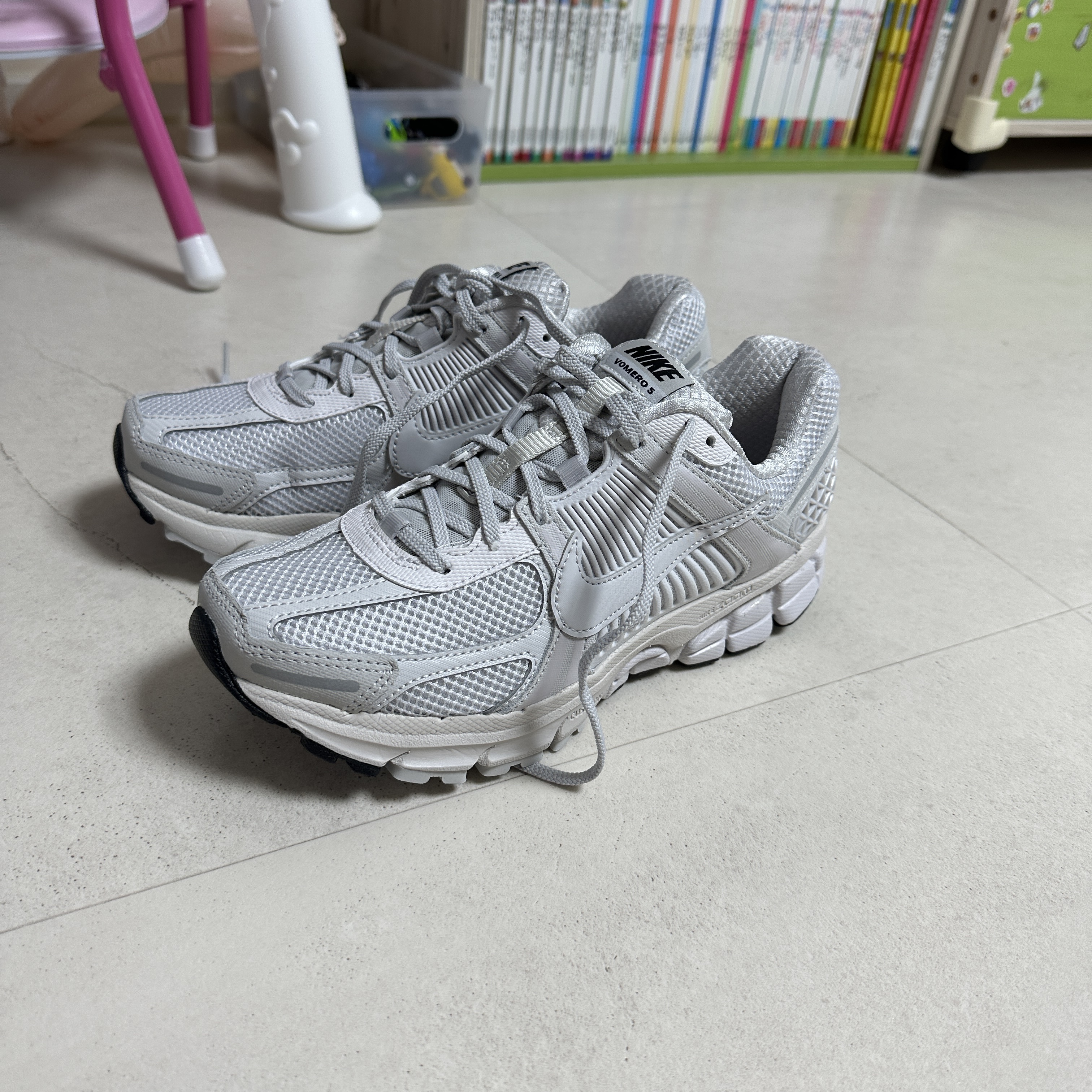 (W) Nike Zoom Vomero 5 White Vast Grey 착용 스타일