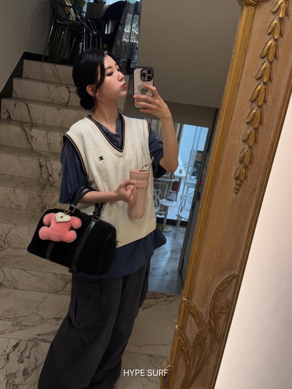 Celine Triomphe Pom-Pom Charm in Shearling and Calfskin Natural Mauve, Celine Triomphe Pom-Pom Charm in Shearling & Calfskin Jaune Blanc 착용 스타일 - 4