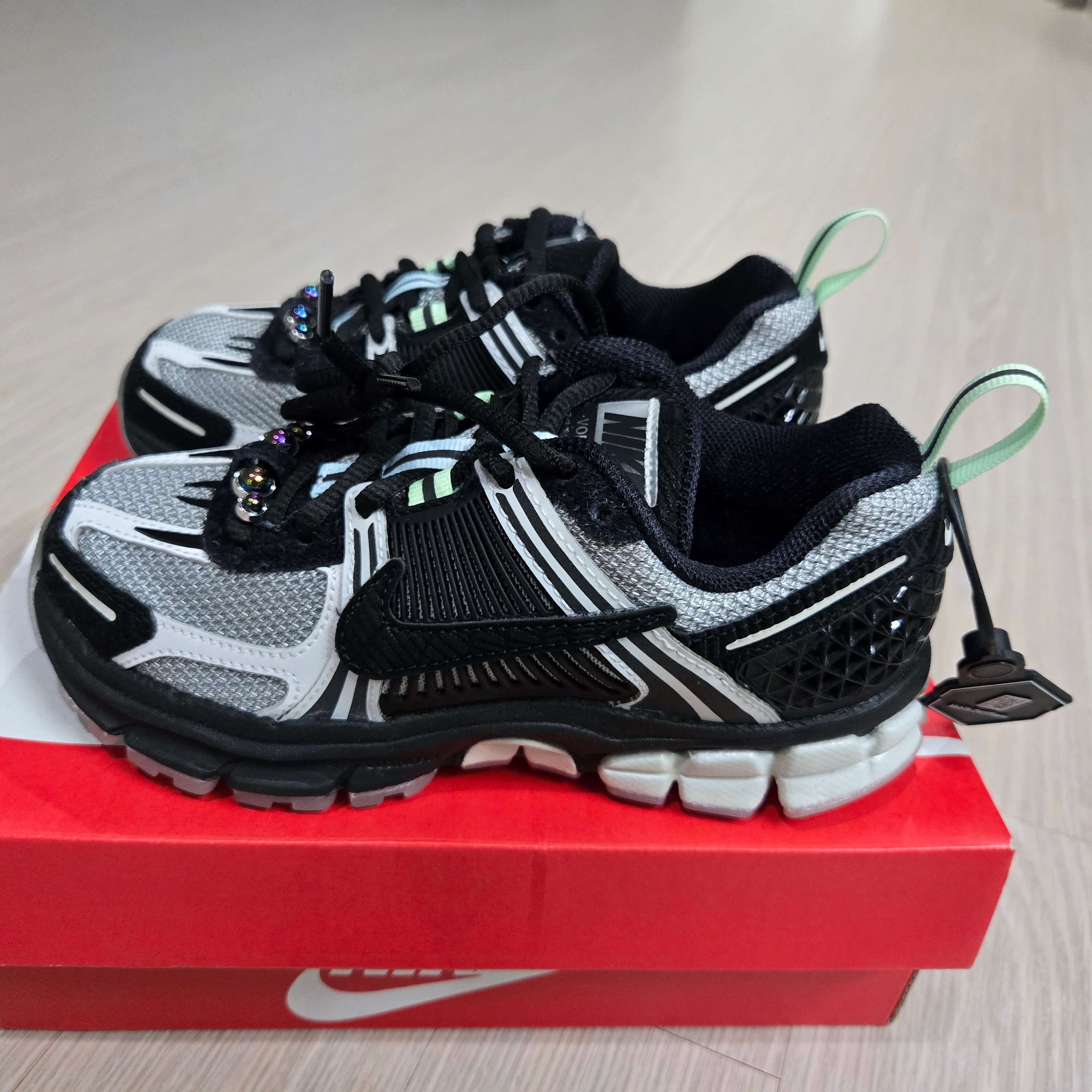 (GS) Nike Zoom Vomero 5 Photon Dust Black 착용 스타일