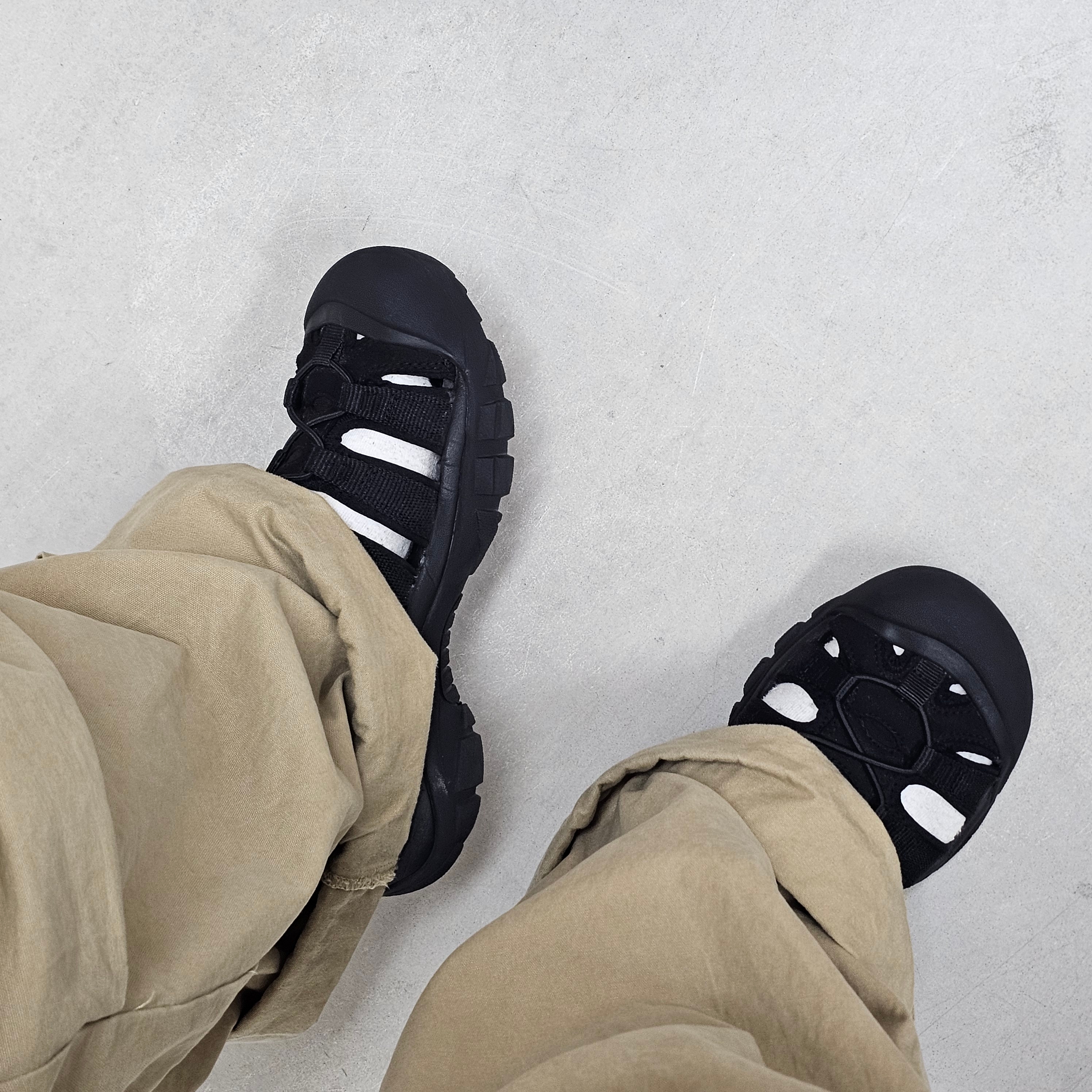 (W) Keen Newport H2 Triple Black 착용 스타일