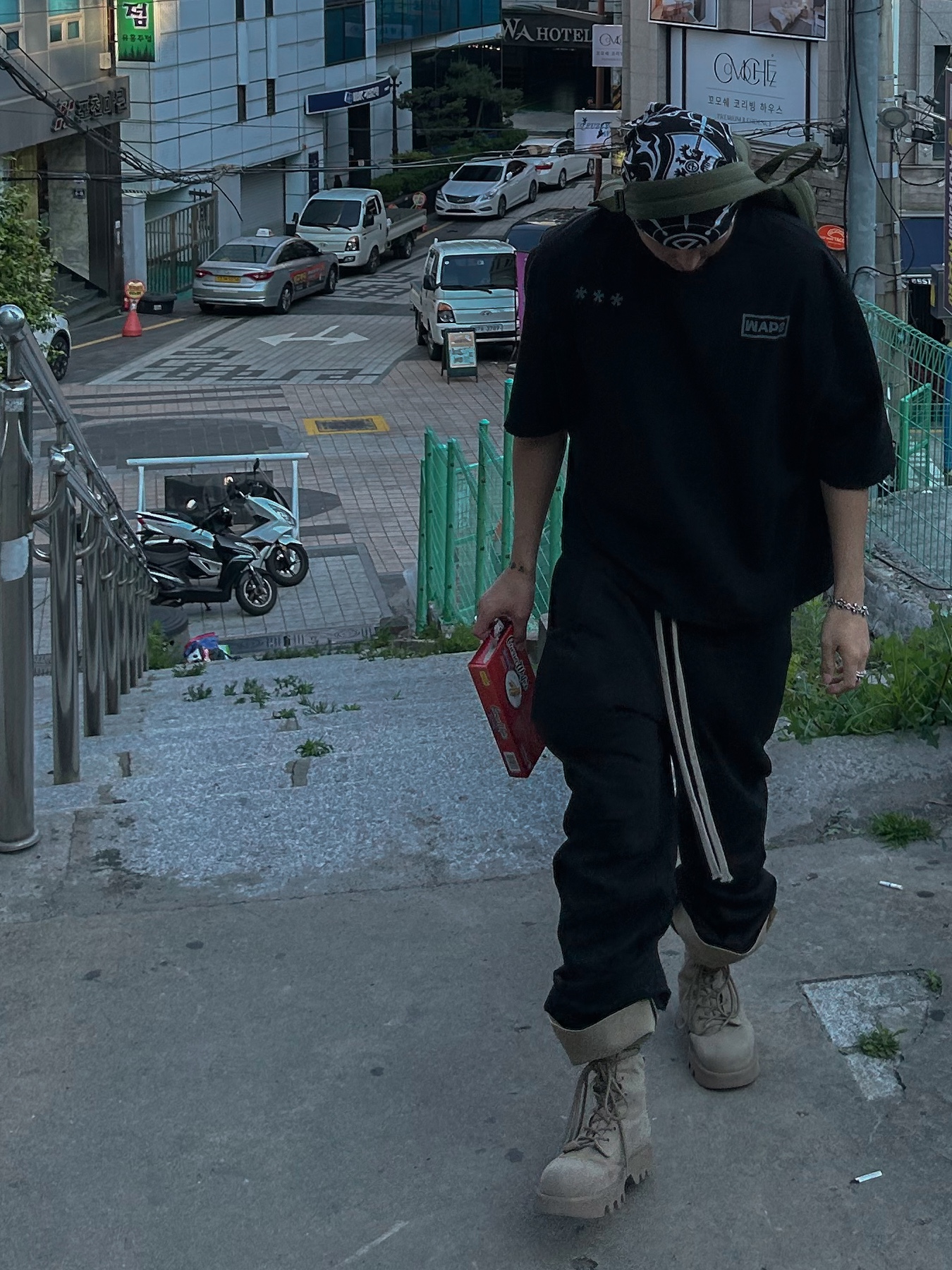 Wapworks Flare Layerd Sweat Pants Black, Wapworks Hardwork Crop T-Shirt Black 착용 스타일 - 3
