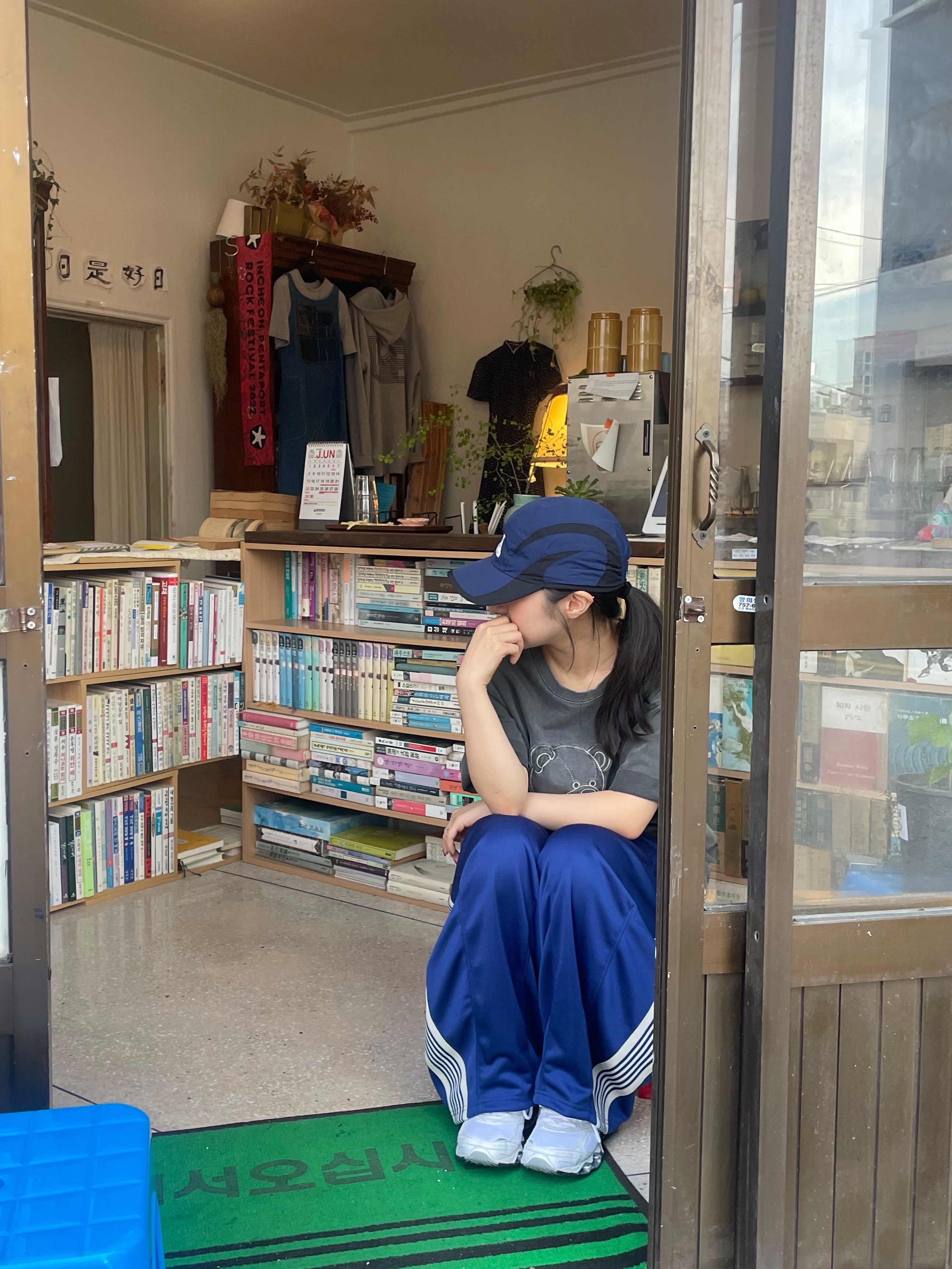 Palace Tri Strike Shell Runner Navy - 25SS, Needles H.D. Track Pants Poly Smooth Royal 착용 스타일 - 2