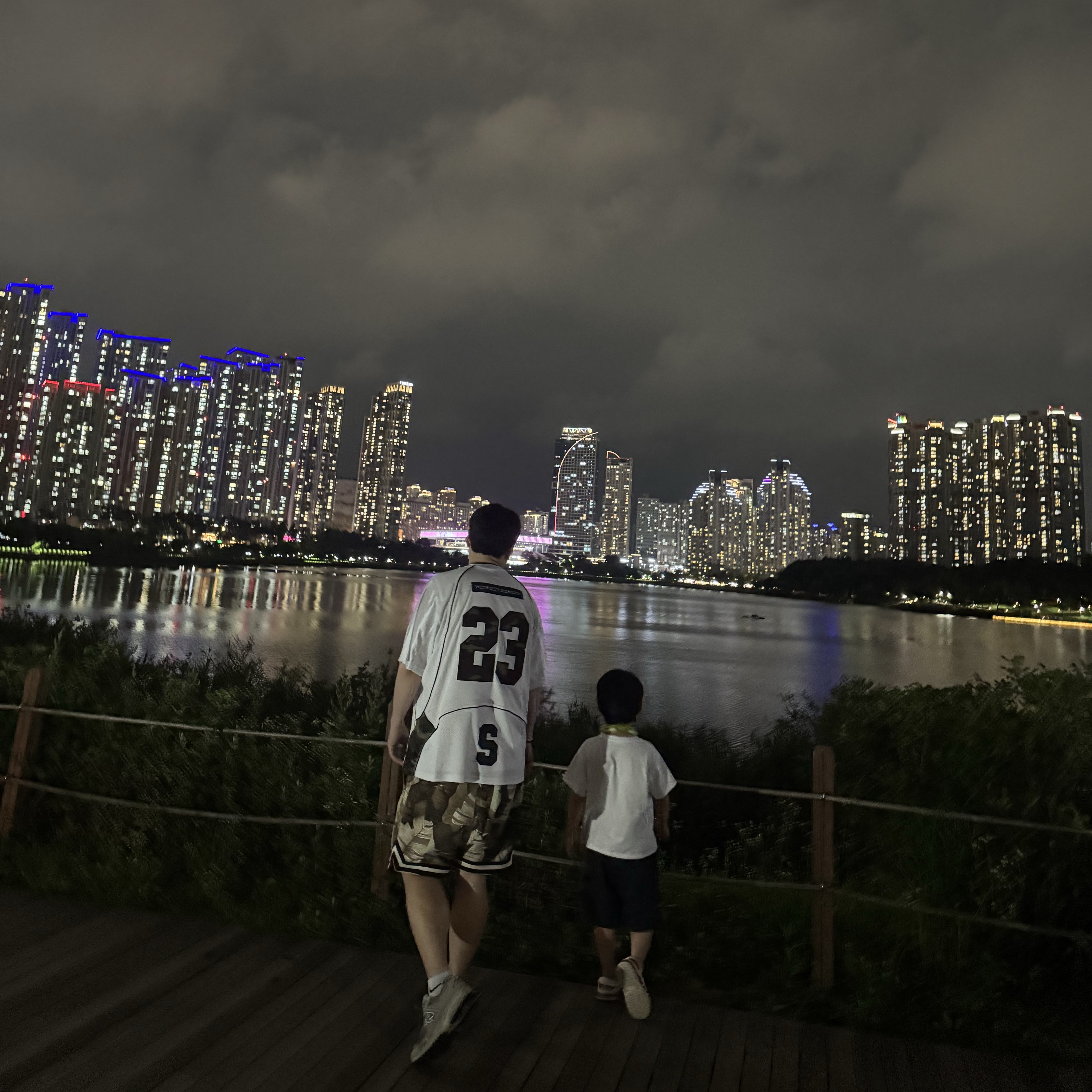 Supreme Perfect Season Football Jersey White - 23SS, New Balance 2002R Grey 착용 스타일 - 1