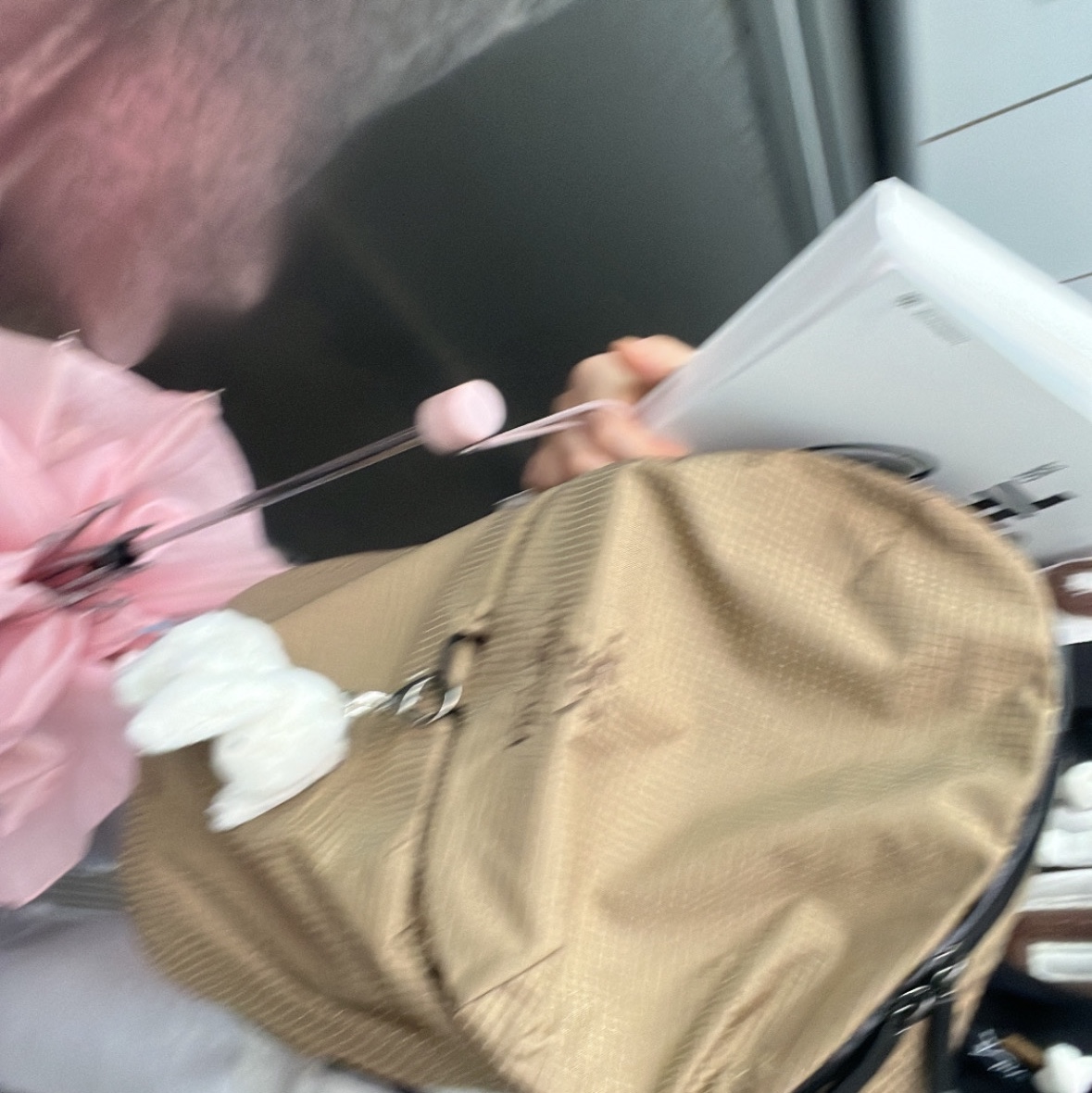 Arc'teryx Konseal 15 Backpack Canvas, Jellycat Bashful Bunny Bag Charm Cream 착용 스타일 - 1