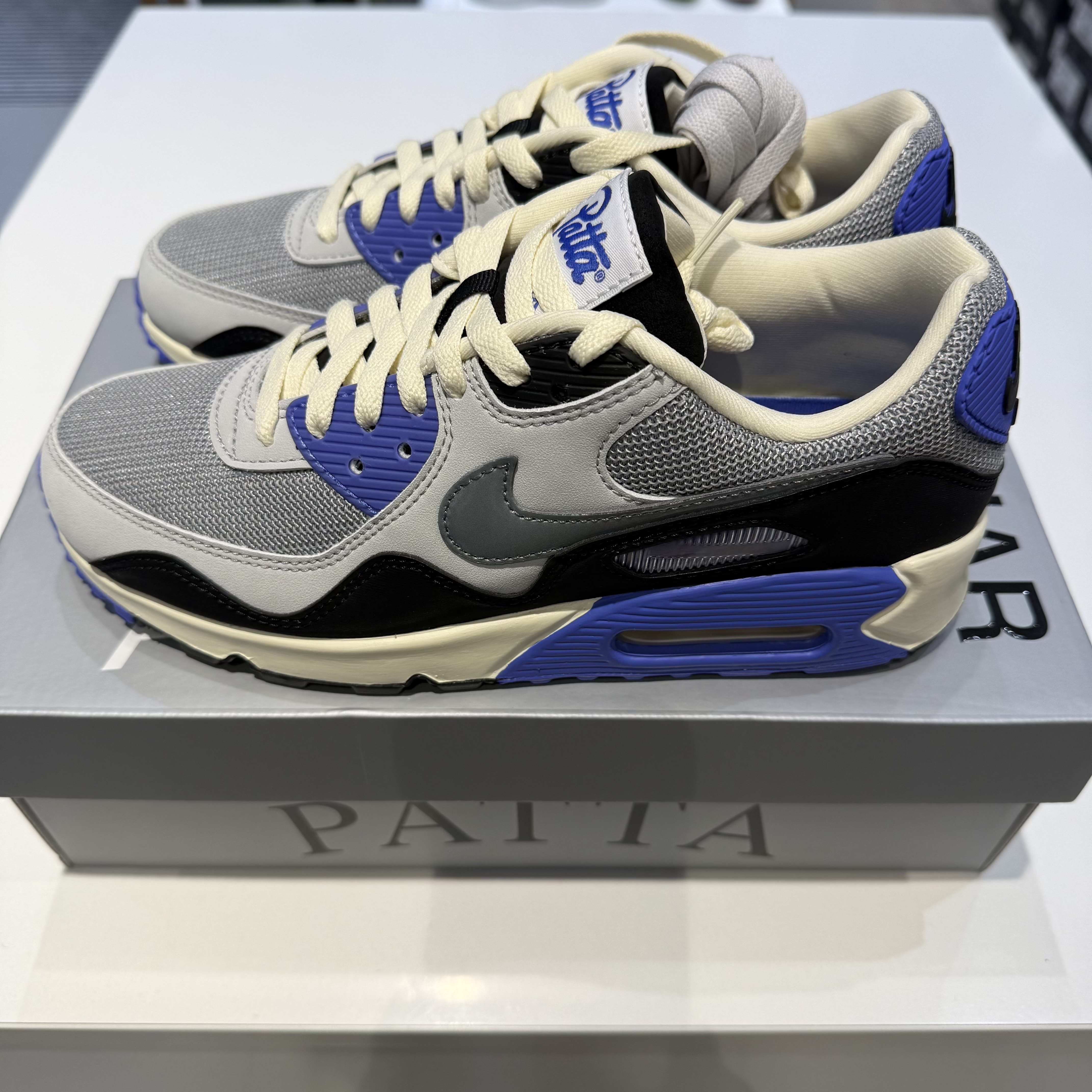 Nike x Patta Air Max 90 Sapphire and Particle Grey 착용 스타일 - 2