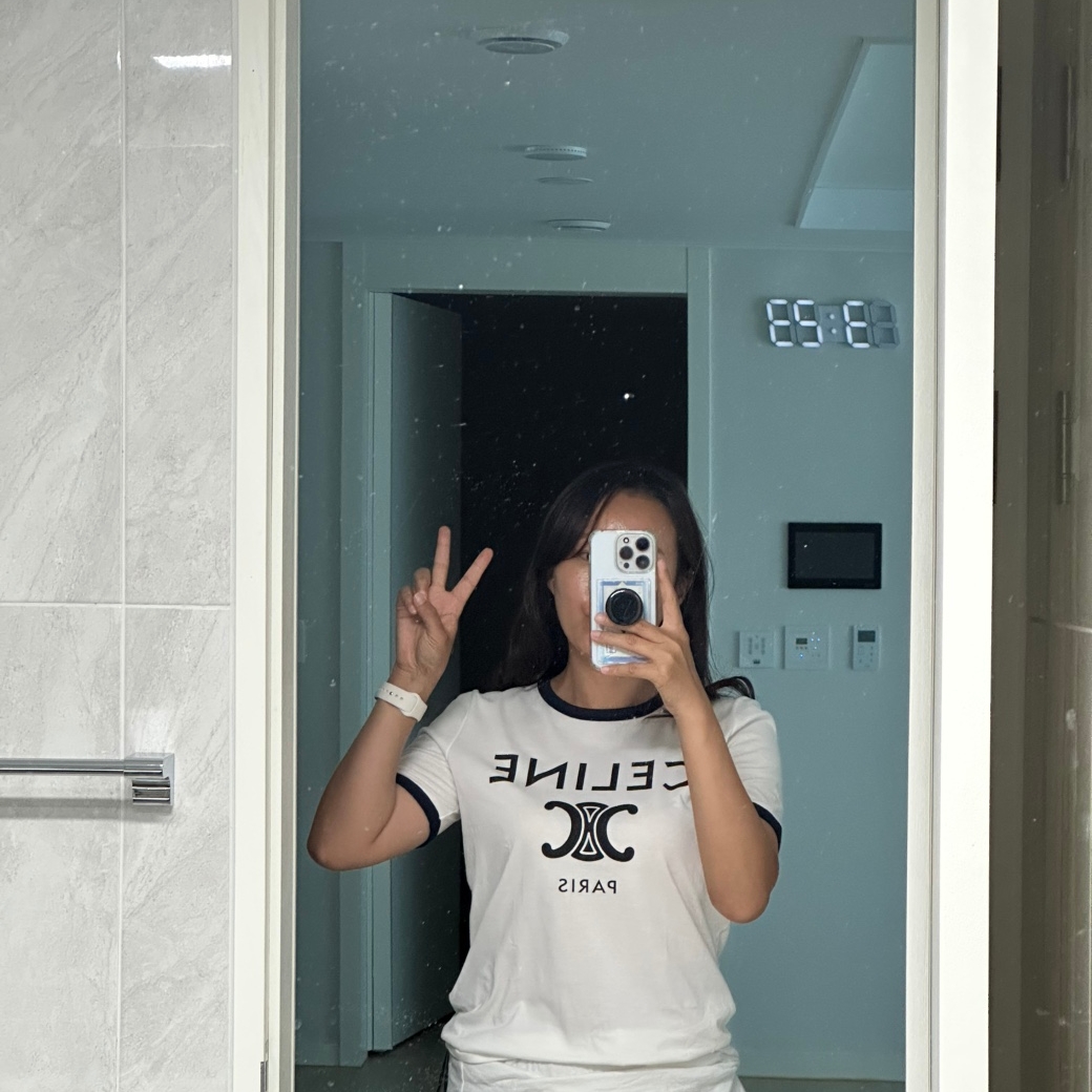 (W) Celine Paris T-Shirt in Cotton Jersey Off White Navy Black 착용 스타일