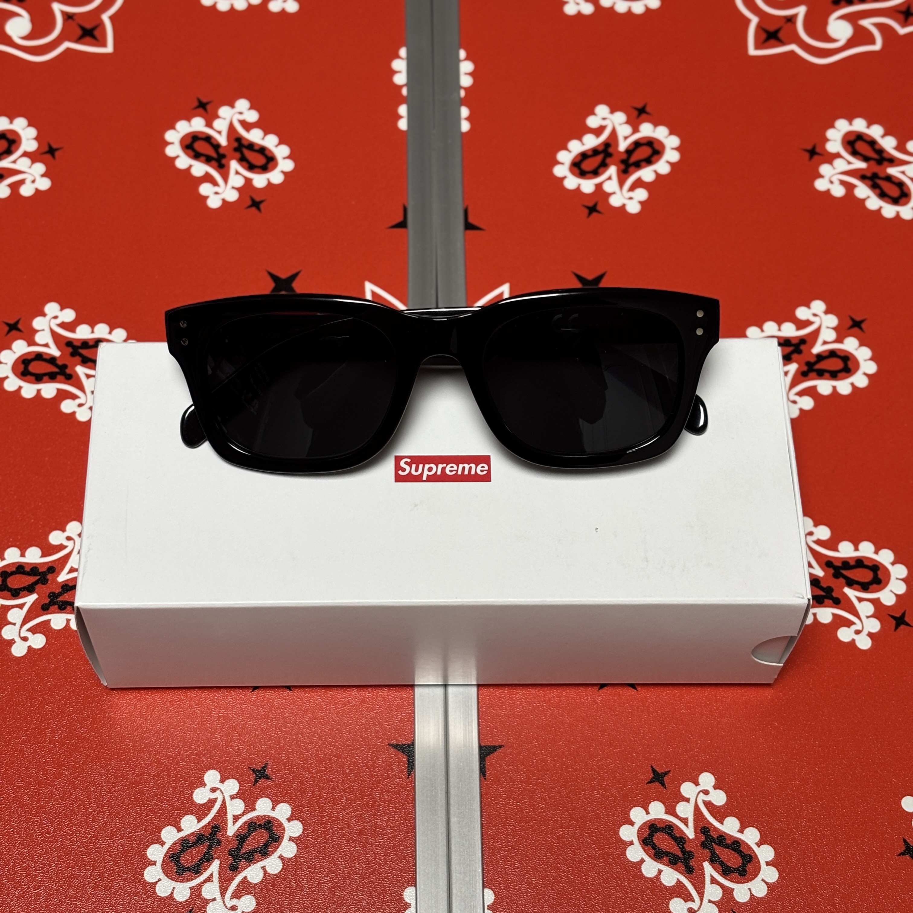 Supreme Avon Sunglasses Black - 25SS 착용 스타일 - 1