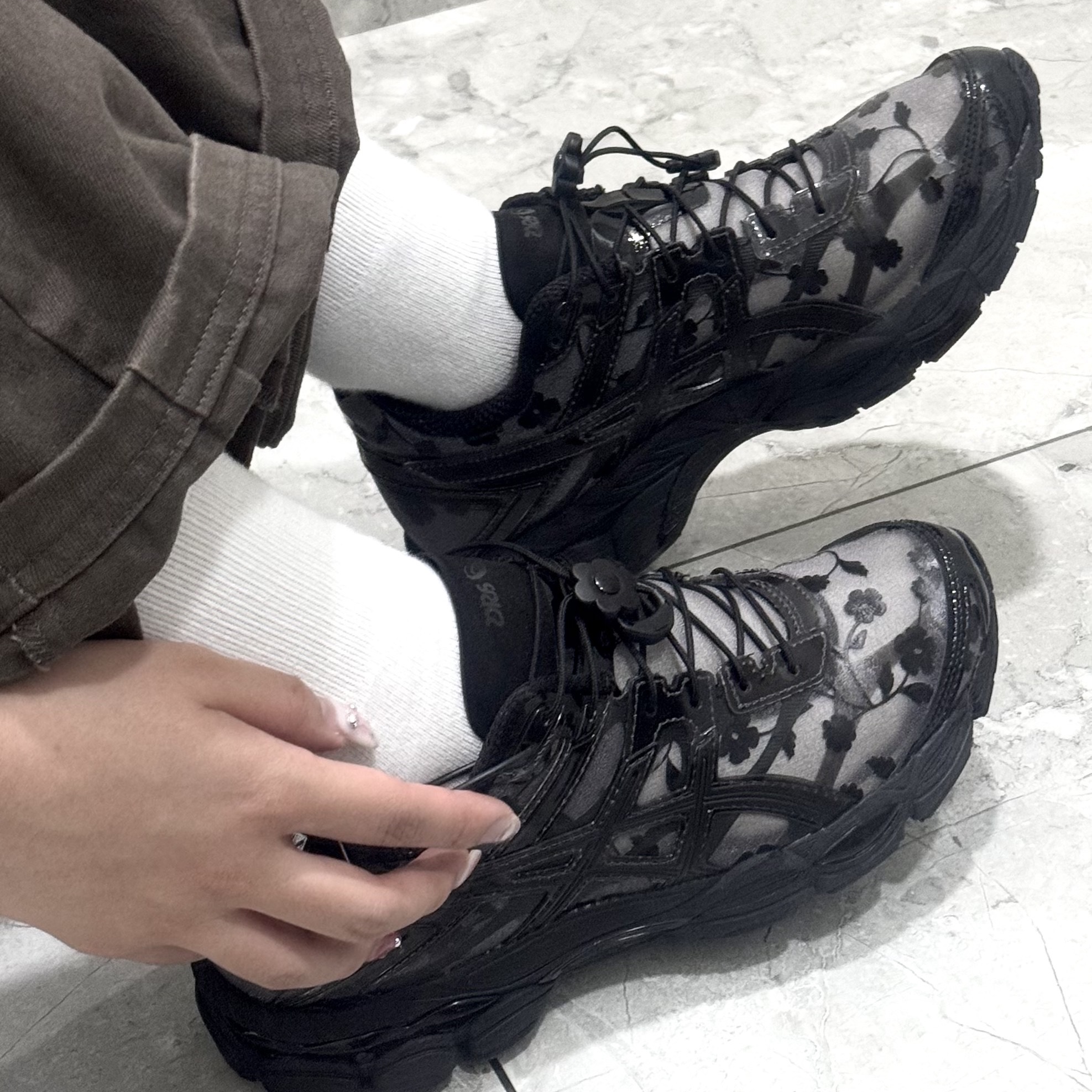 Asics x Cecilie Bahnsen Gel-Cumulus 16 Black 착용 스타일