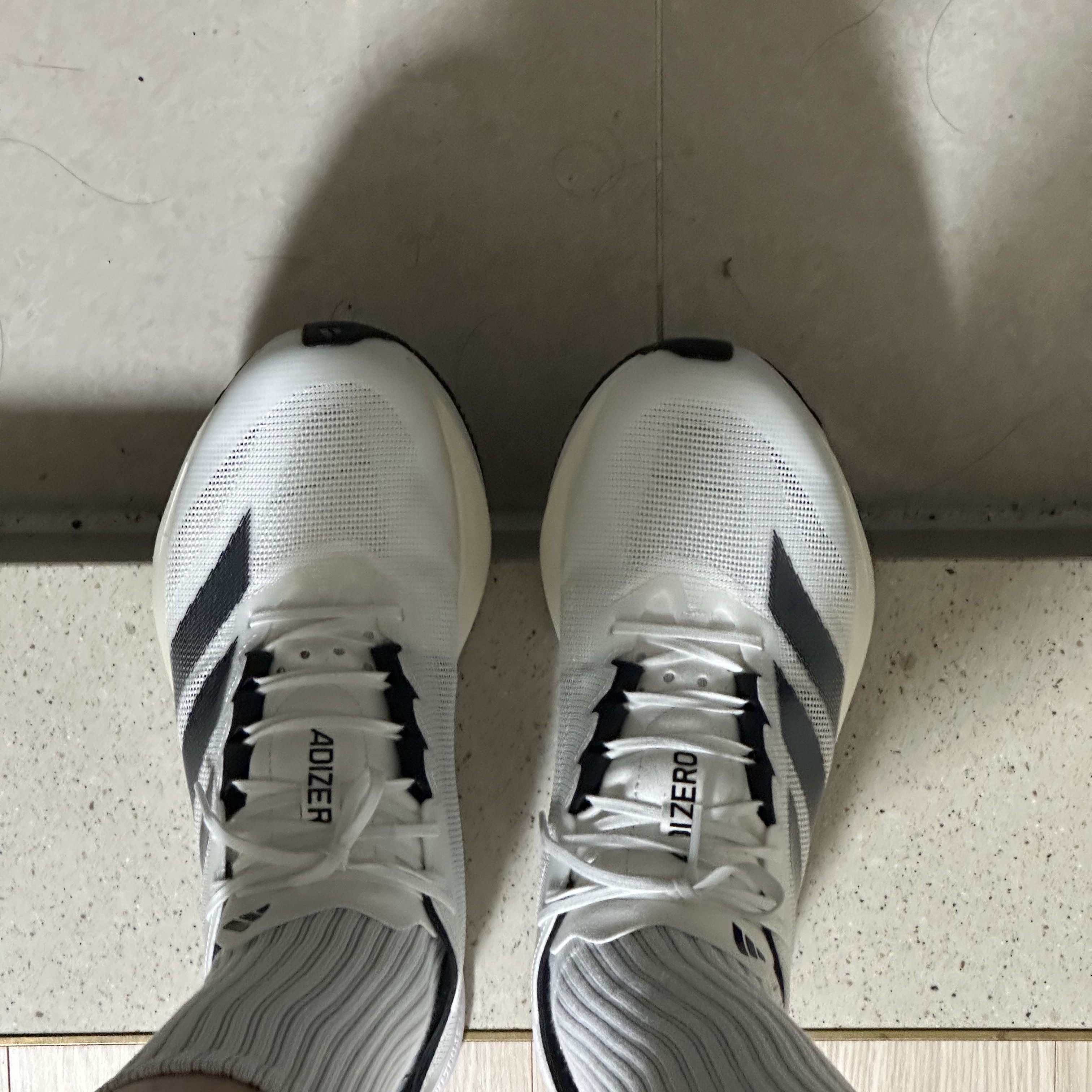 Adidas Adizero Boston 12 Cloud White Core Black Night Metallic 착용 스타일 - 1