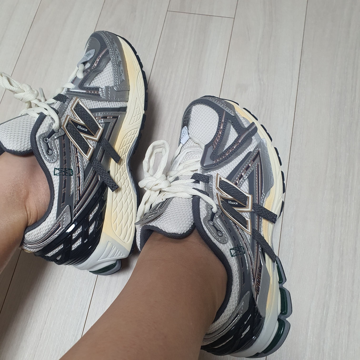 New Balance 1906A Silver Metallic Castlerock 착용 스타일