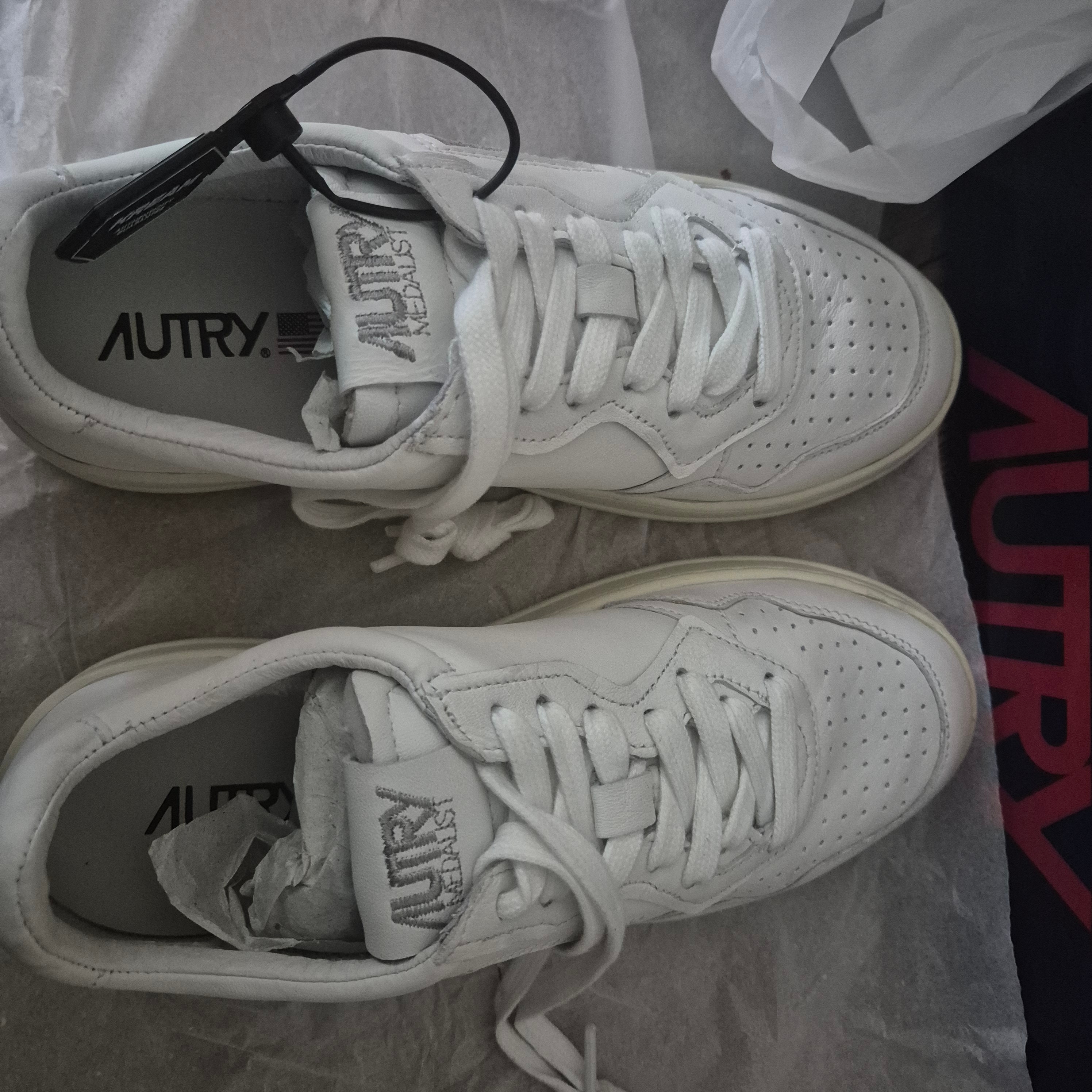 (W) Autry Medalist Low Goatskin Sneakers White 착용 스타일 - 4