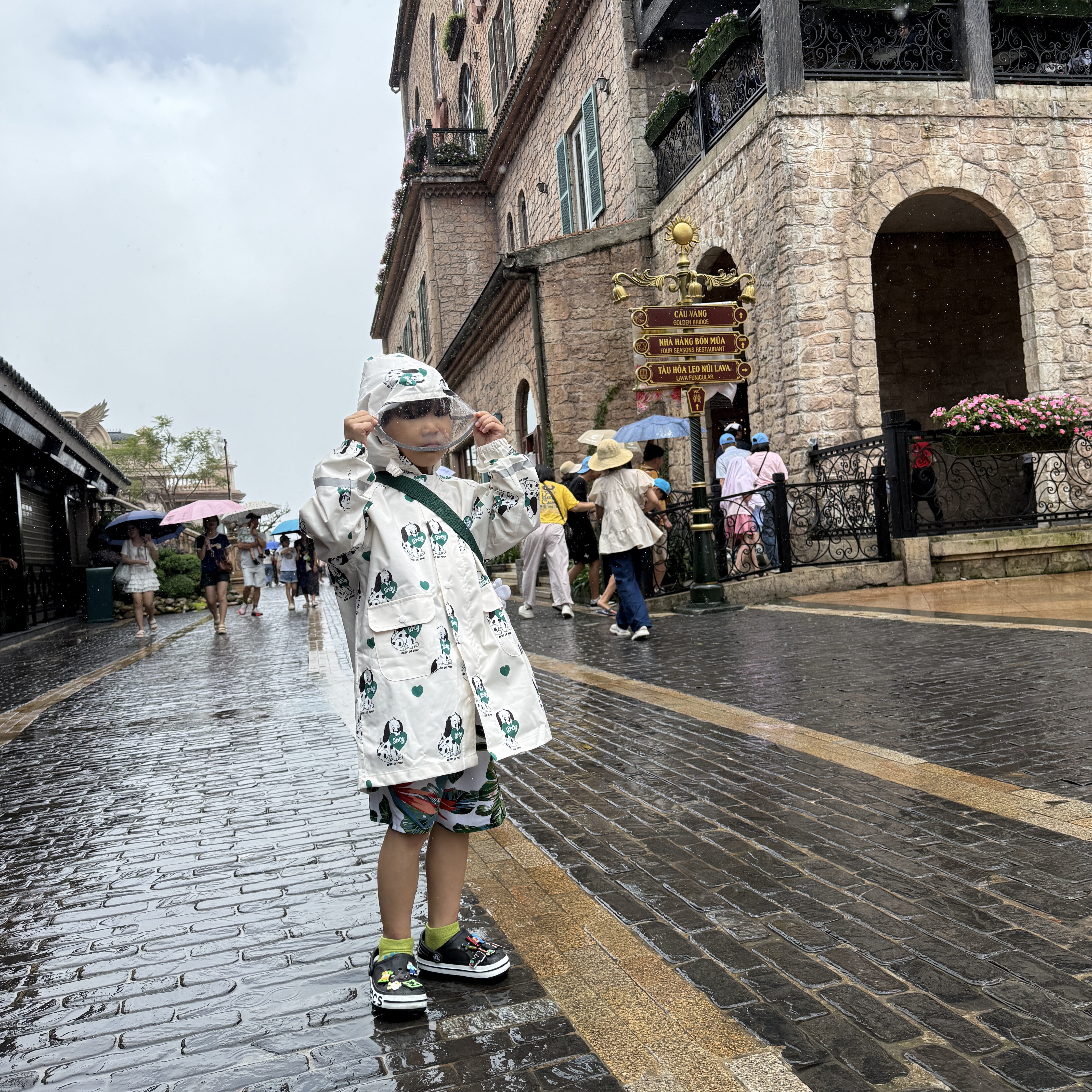 Starbucks x Bebe De Pino Raincoat M White 착용 스타일 - 3
