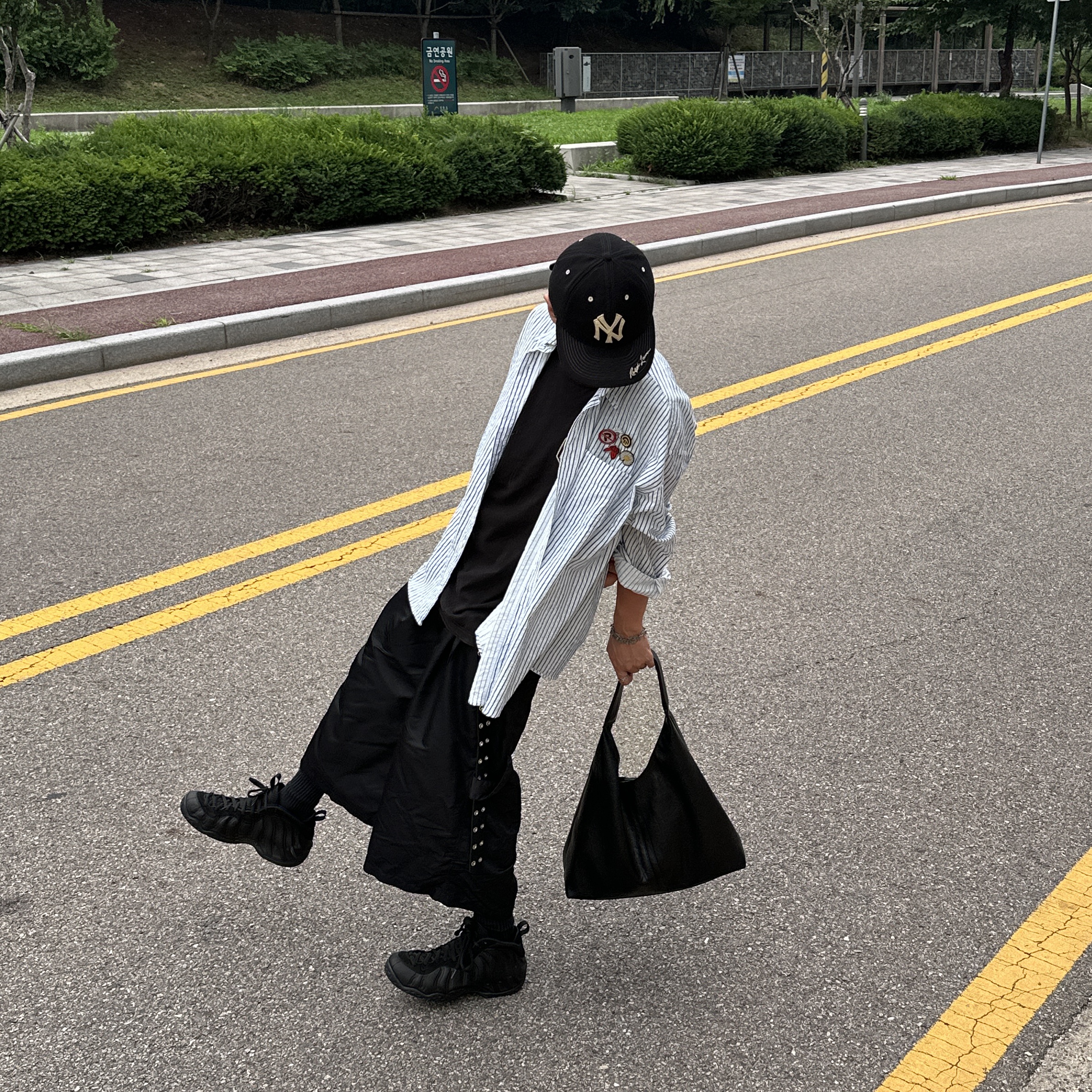 MJD x Koin Seoul Two Tuck Re-Nylon Wide Carpenter Bermuda Pants Black, Nike Air Foamposite One Black Anthracite 착용 스타일