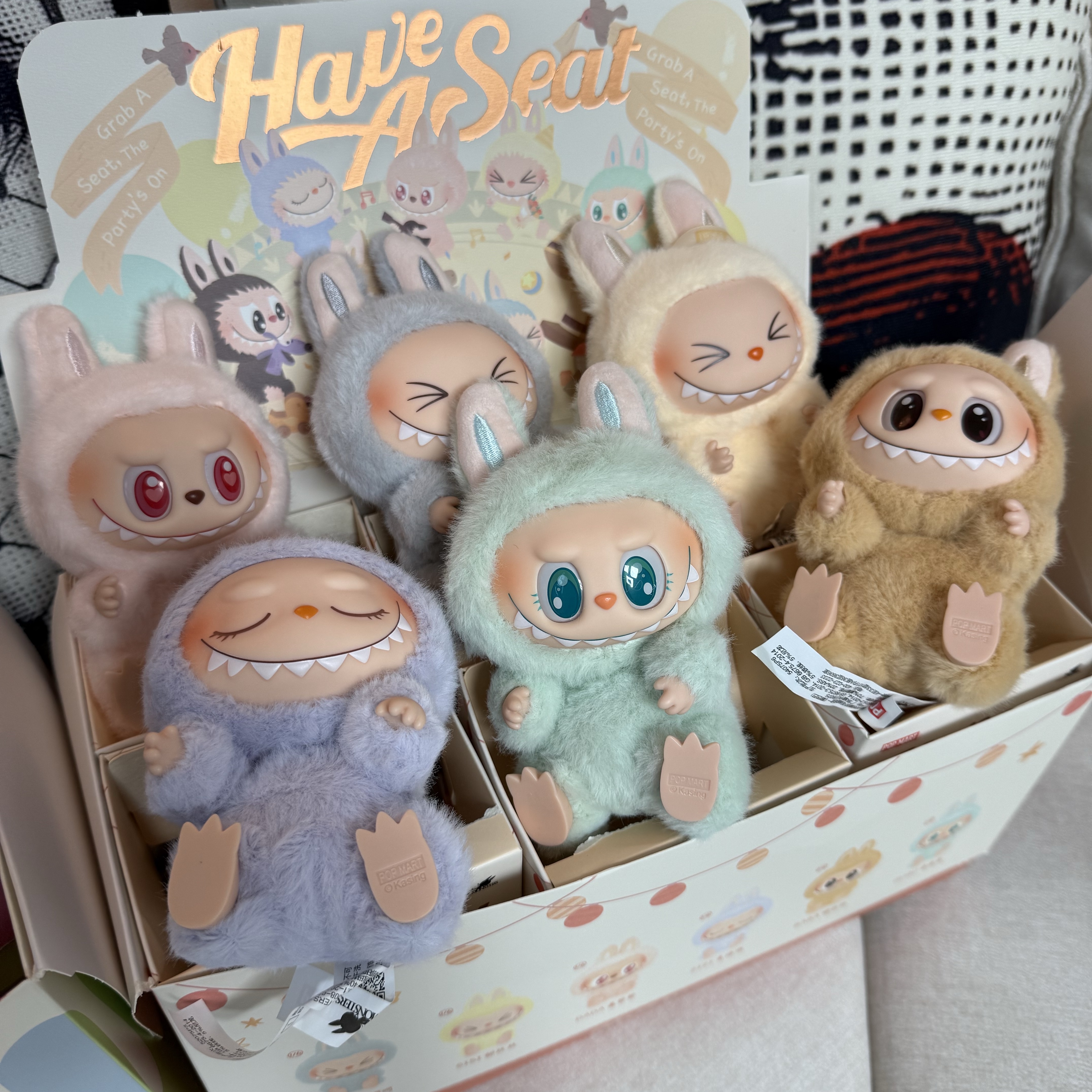 Pop Mart Labubu Let's Play Together Doll Series Sealed Case (6 Blind Boxes), Pop Mart The Monsters Labubu Tasty Macarons Series Sealed Case (6 Blind Boxes) 착용 스타일 - 2