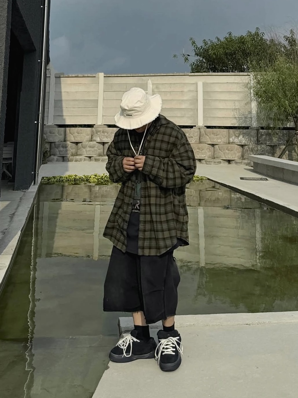 Balenciaga Paris Liberty Layered Oversized Shirts Dark Green, Jacquemus Le Bob Artichaut Bucket Hat Off White 착용 스타일