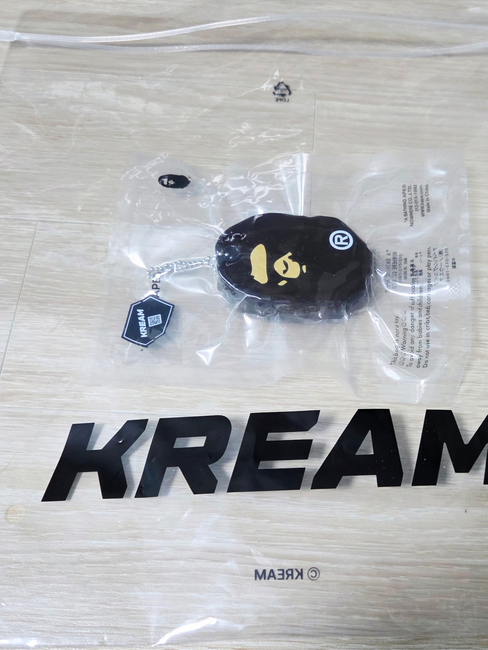 BAPE Ape Head Keychain (Synthetic Rubber) 착용 스타일 - 4