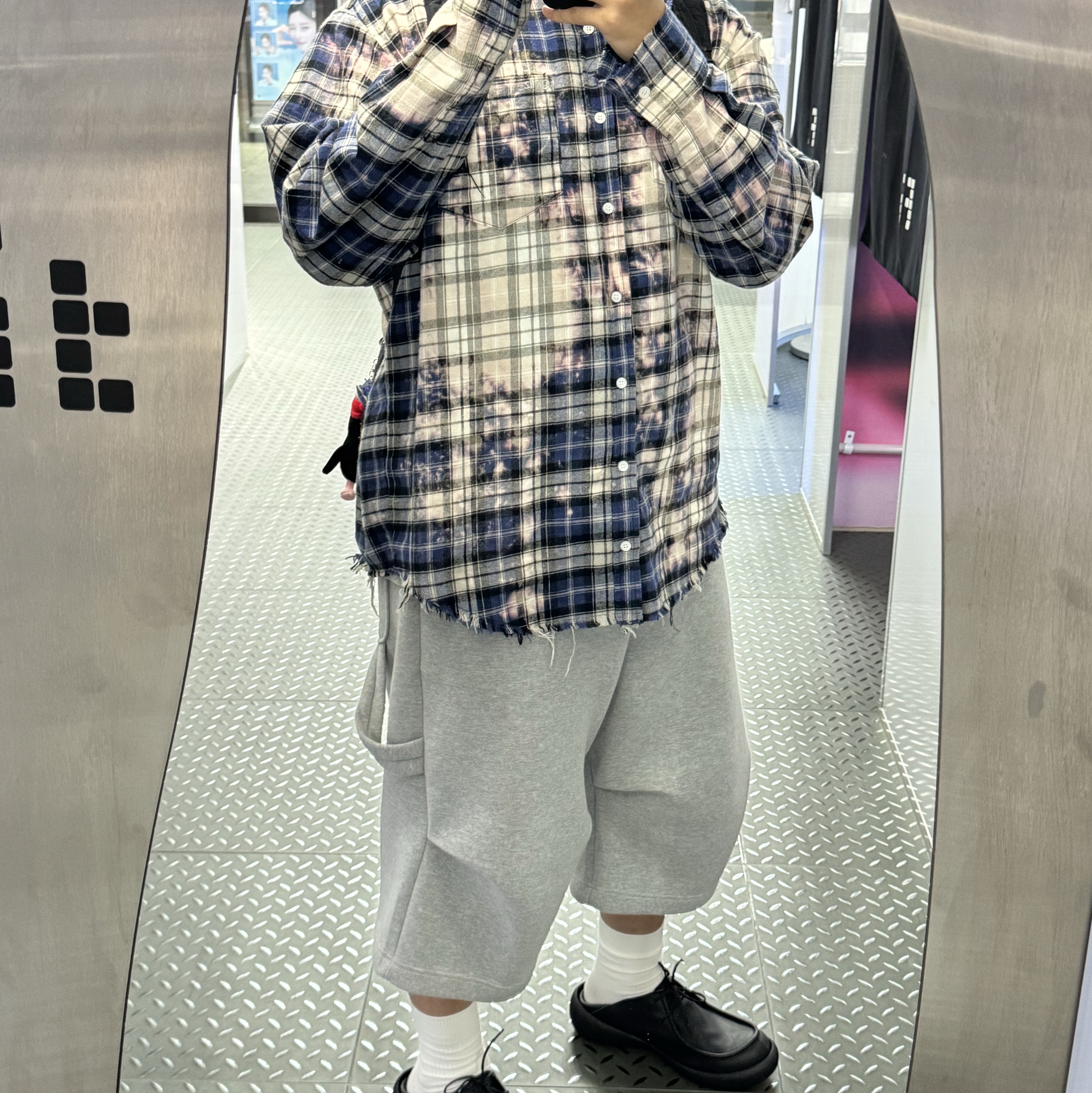 GRAILZ Bleached Plaid Shirts Blue, MJD x Koin Seoul Wide Carpenter Bermuda Pants Melange Grey 착용 스타일