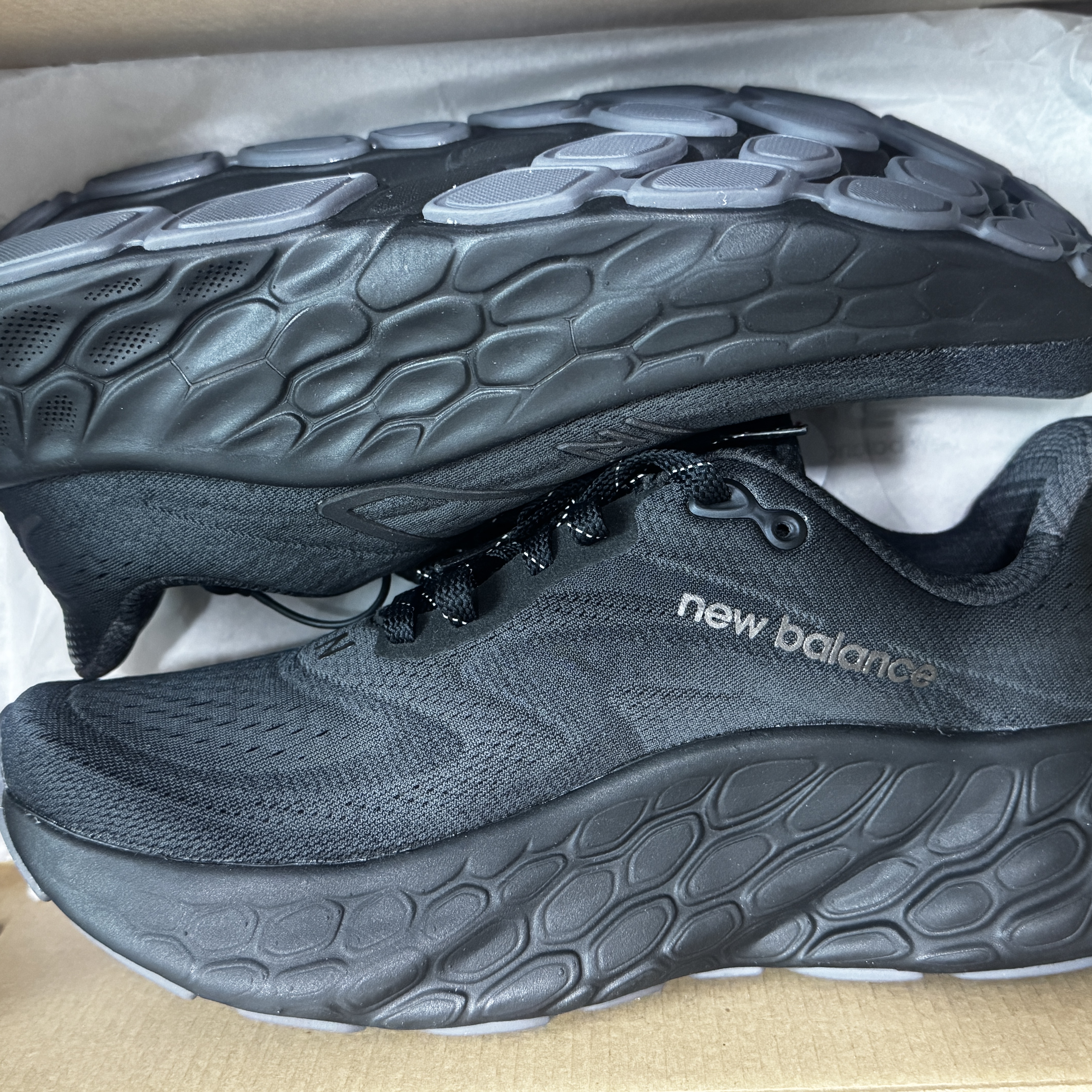 New Balance Fresh Foam X More v4 Triple Black - 2E Wide 착용 스타일 - 3