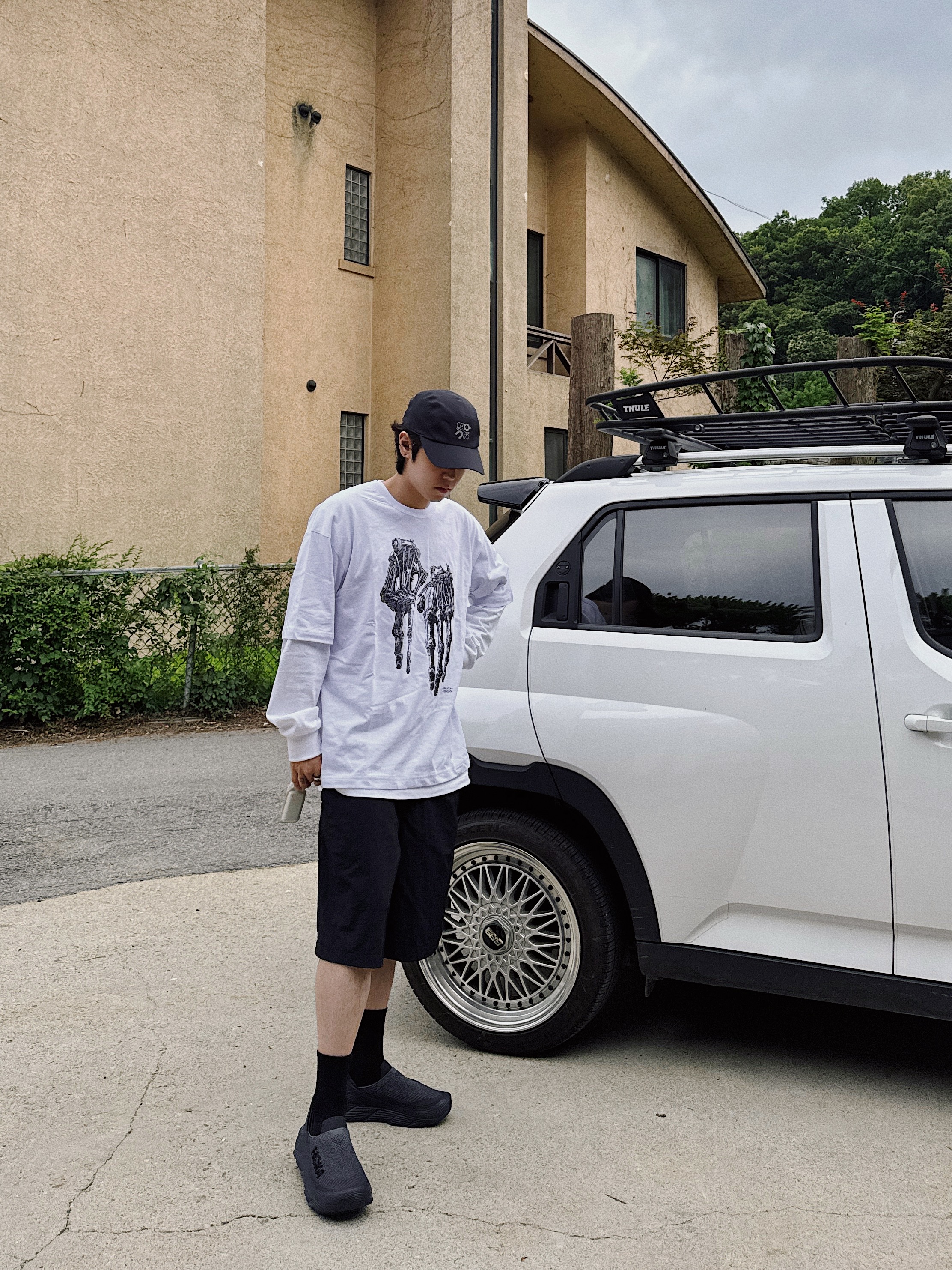 Loewe x On Running Lightweight Cap Black, Hoka Restore TC Black 착용 스타일 - 2