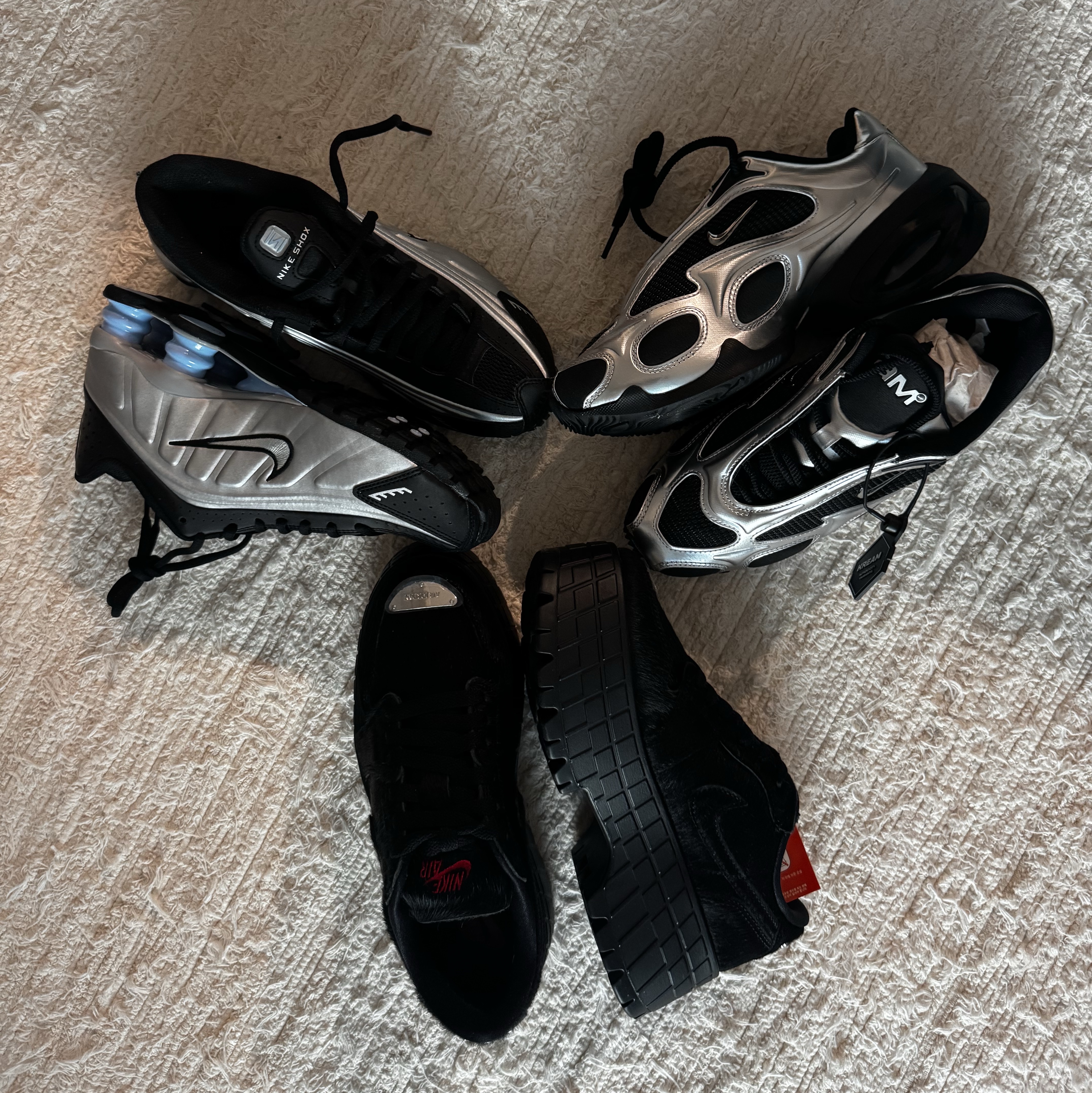 (W) Nike Air Max Muse Black and Metallic Silver, Nike Shox R4 Metallic Silver Black 착용 스타일