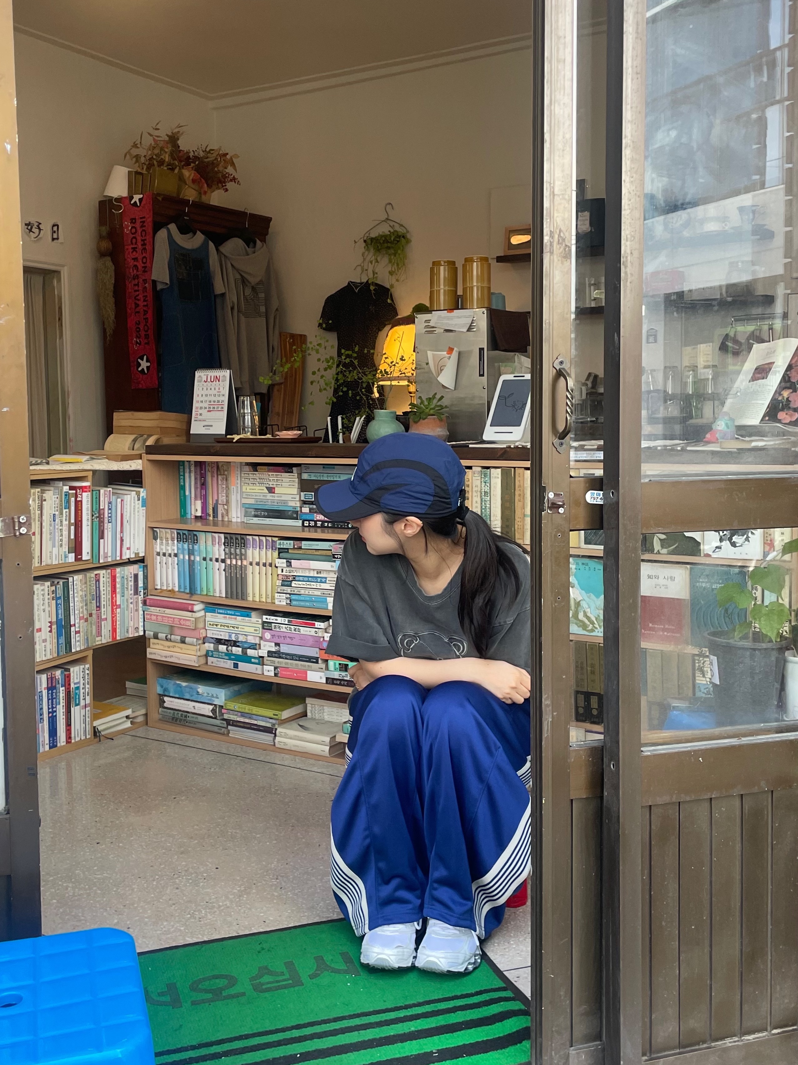 Palace Tri Strike Shell Runner Navy - 25SS, Needles H.D. Track Pants Poly Smooth Royal 착용 스타일 - 1