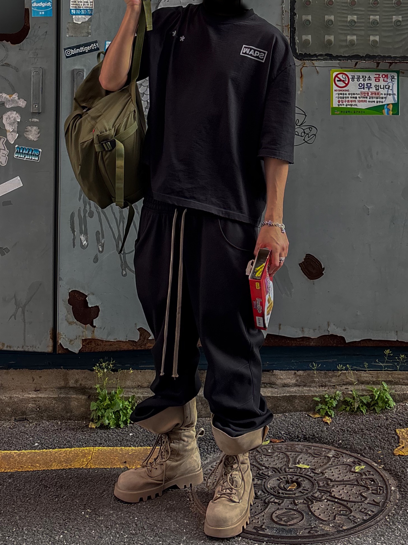 Wapworks Flare Layerd Sweat Pants Black, Wapworks Hardwork Crop T-Shirt Black 착용 스타일 - 1