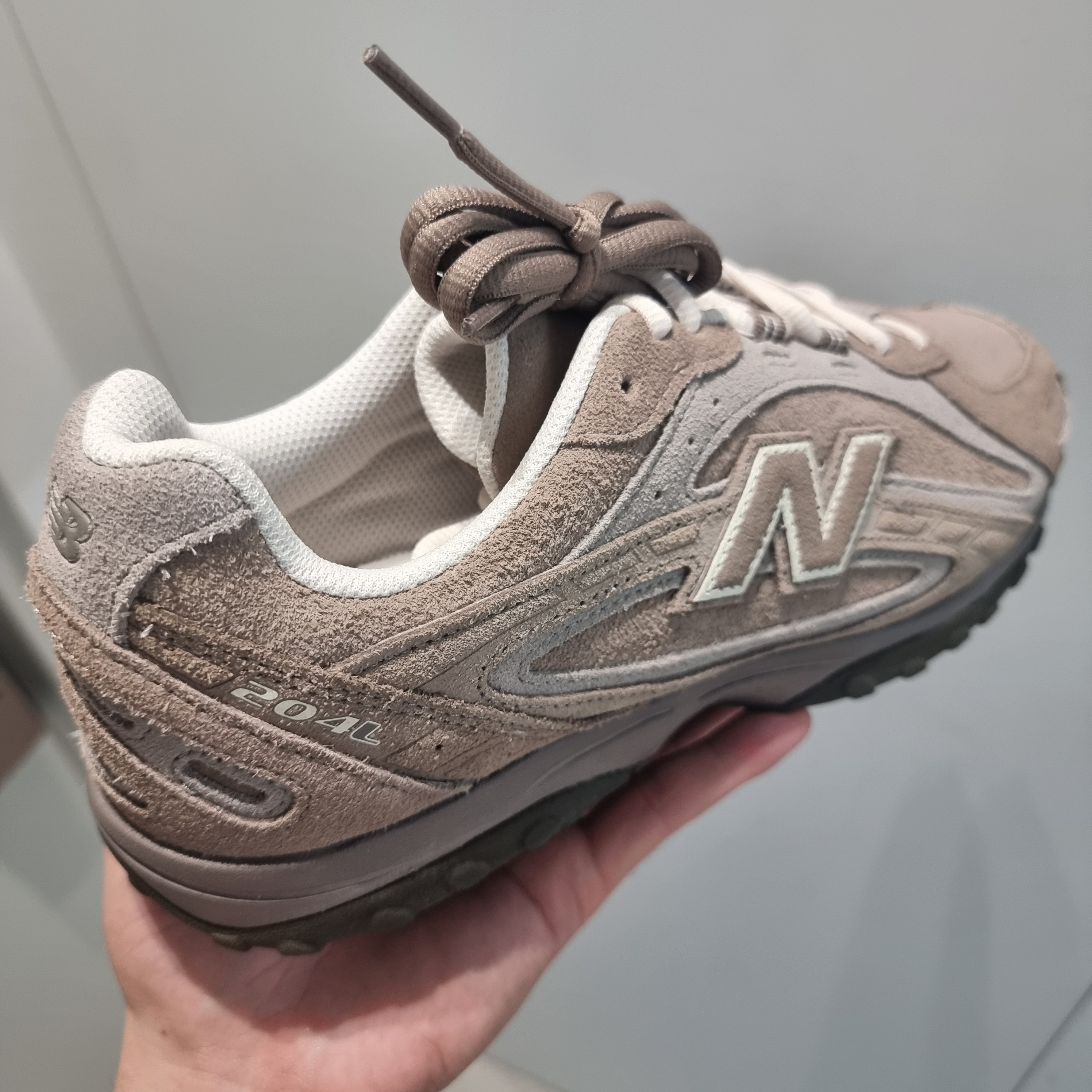 New Balance 204L Suede Mushroom Arid Stone 착용 스타일 - 2
