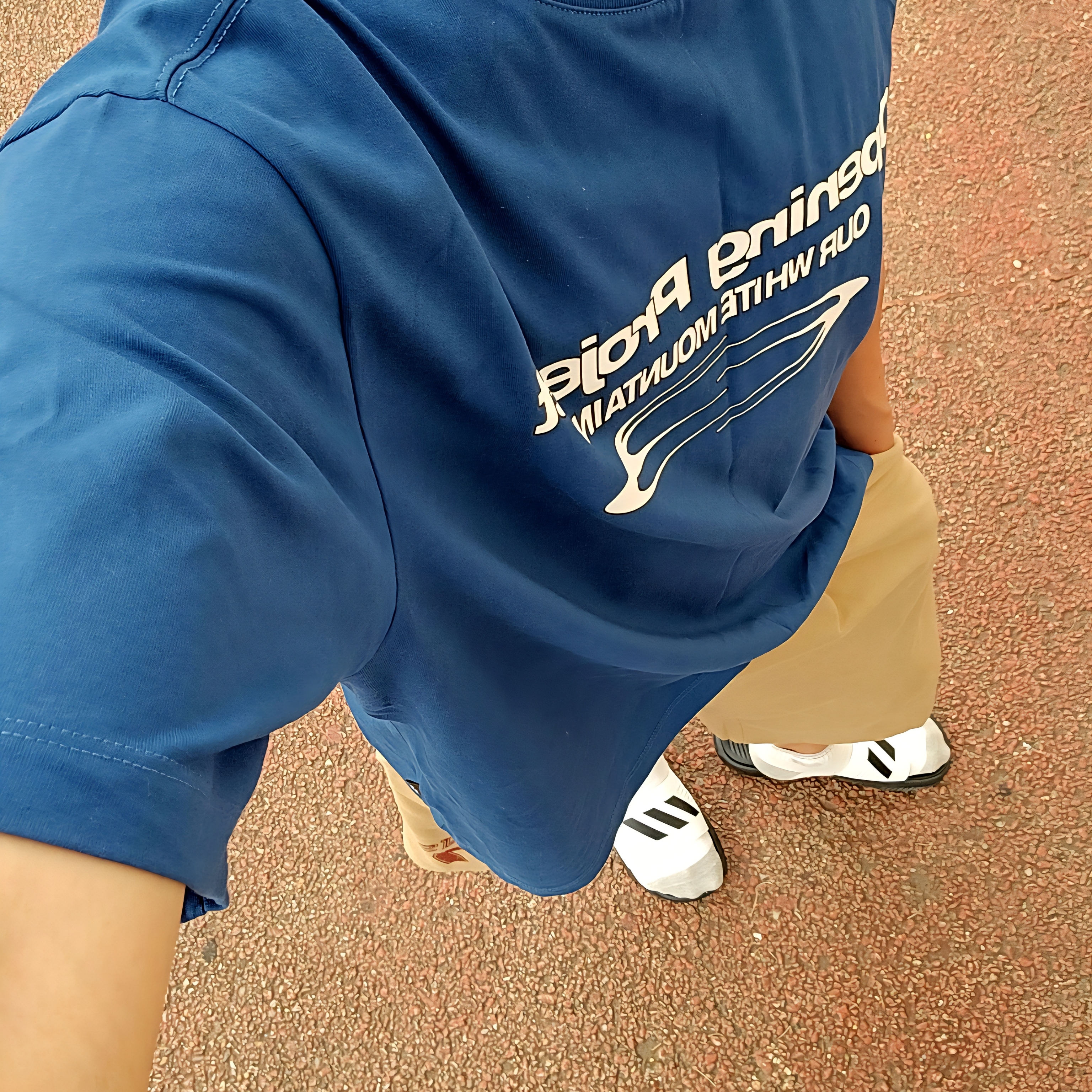 Adidas Alphabounce Slide White Core Black, Opening Project Identity T-Shirt Blue 착용 스타일 - 2