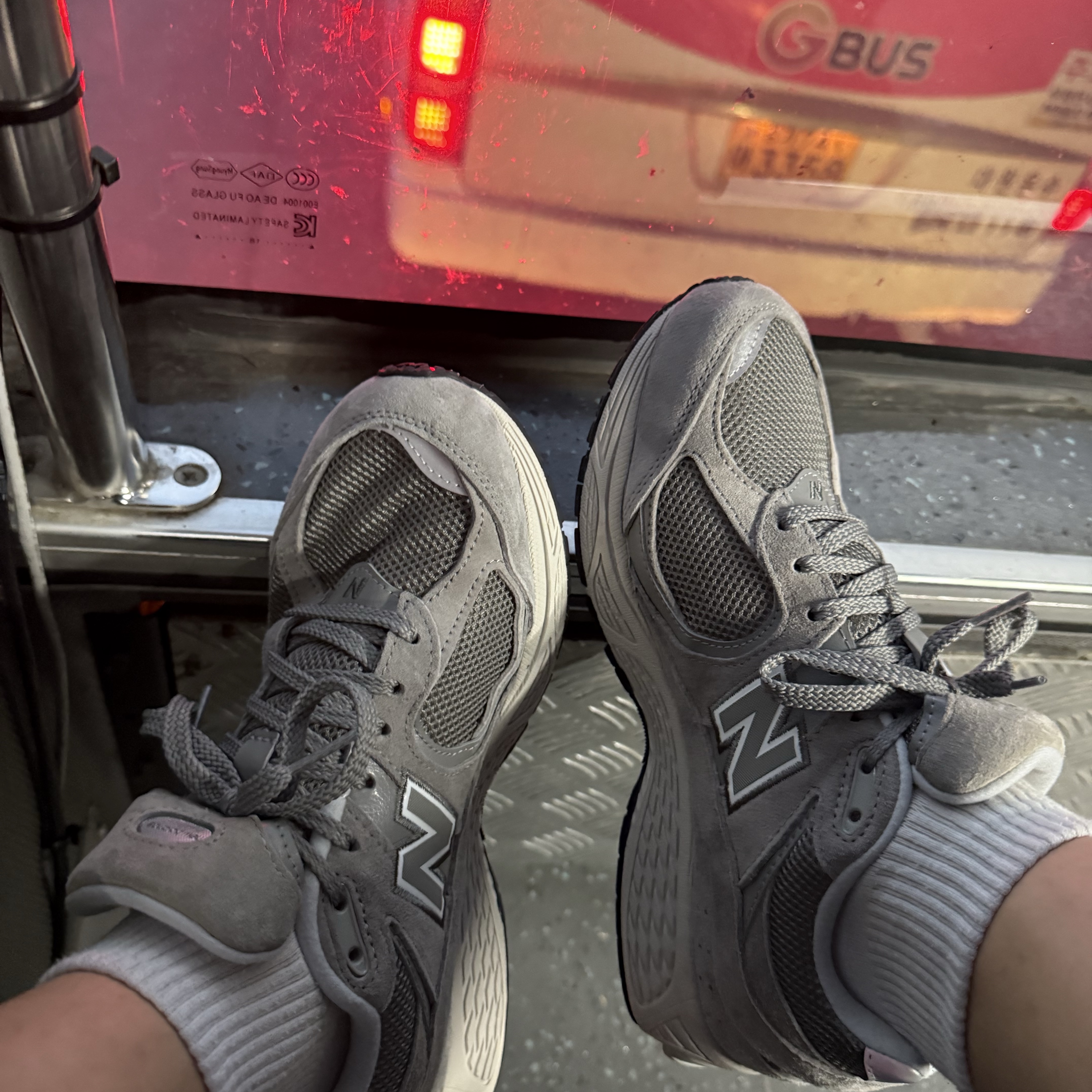 New Balance 2002R Grey 착용 스타일