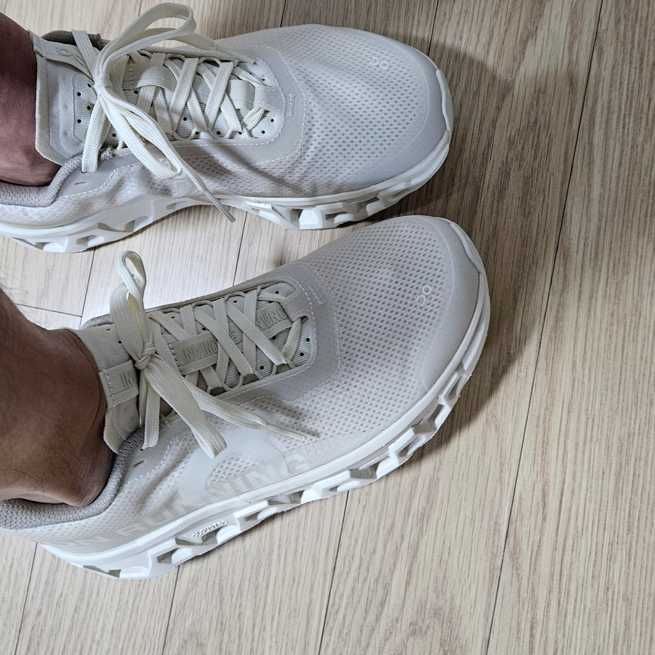 On Running x Invincible Cloudmonster 2 Ivory White 착용 스타일 - 2