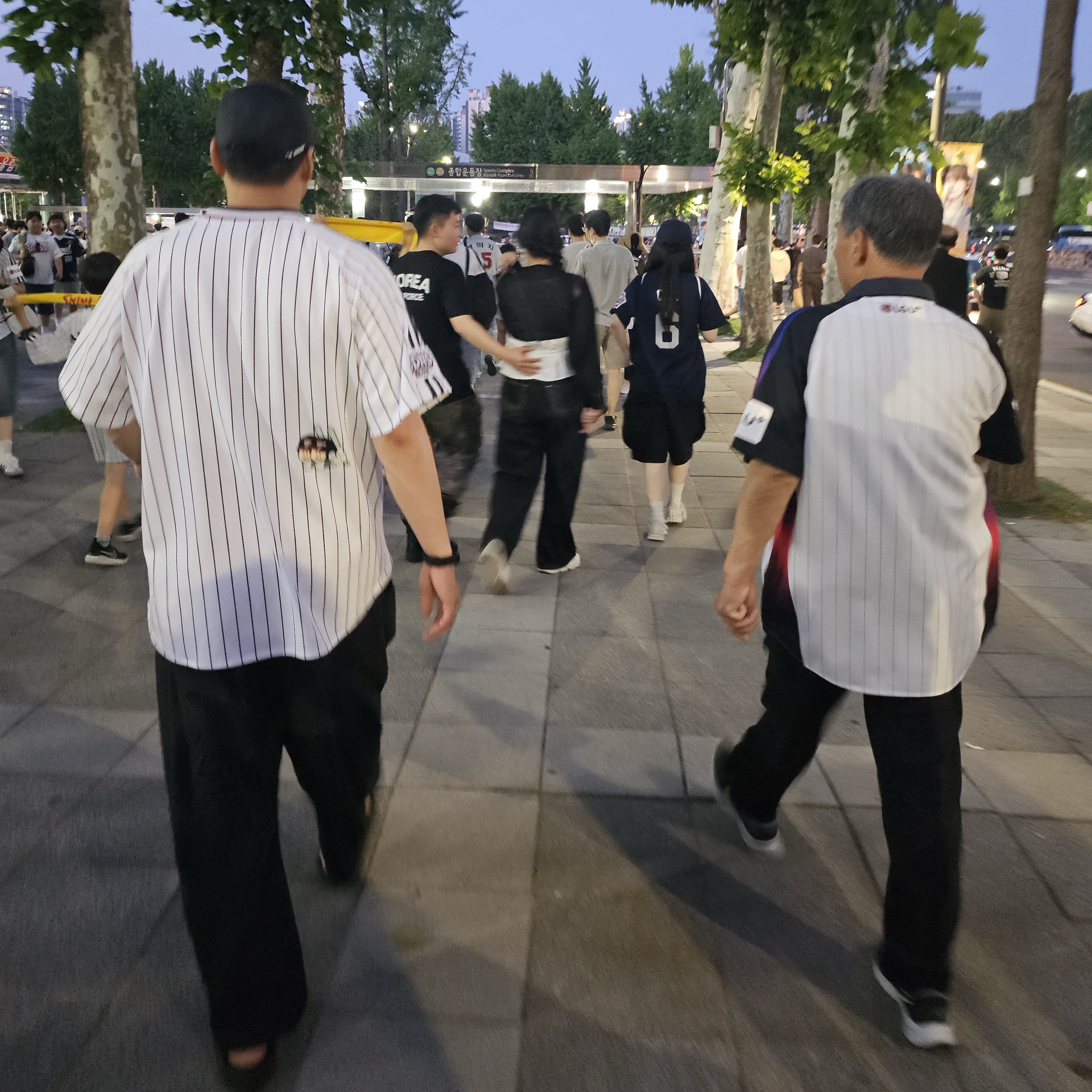 BDNS x LG TWINS Classic Logo Stripe Baseball Jersey White (Non Marking Ver.) 착용 스타일