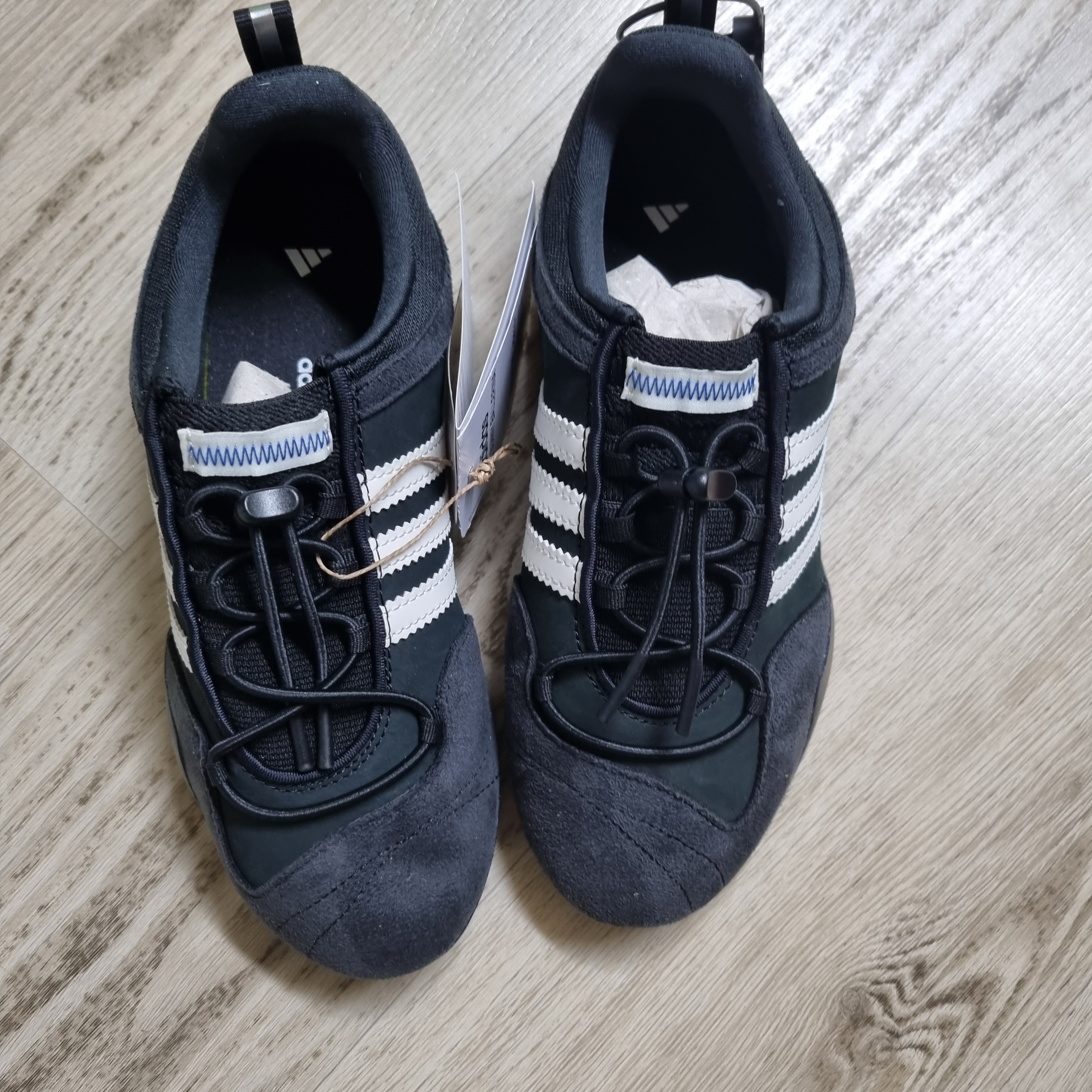 Adidas x Bad Bunny Ballerina Core Black Chalk White 착용 스타일 - 3