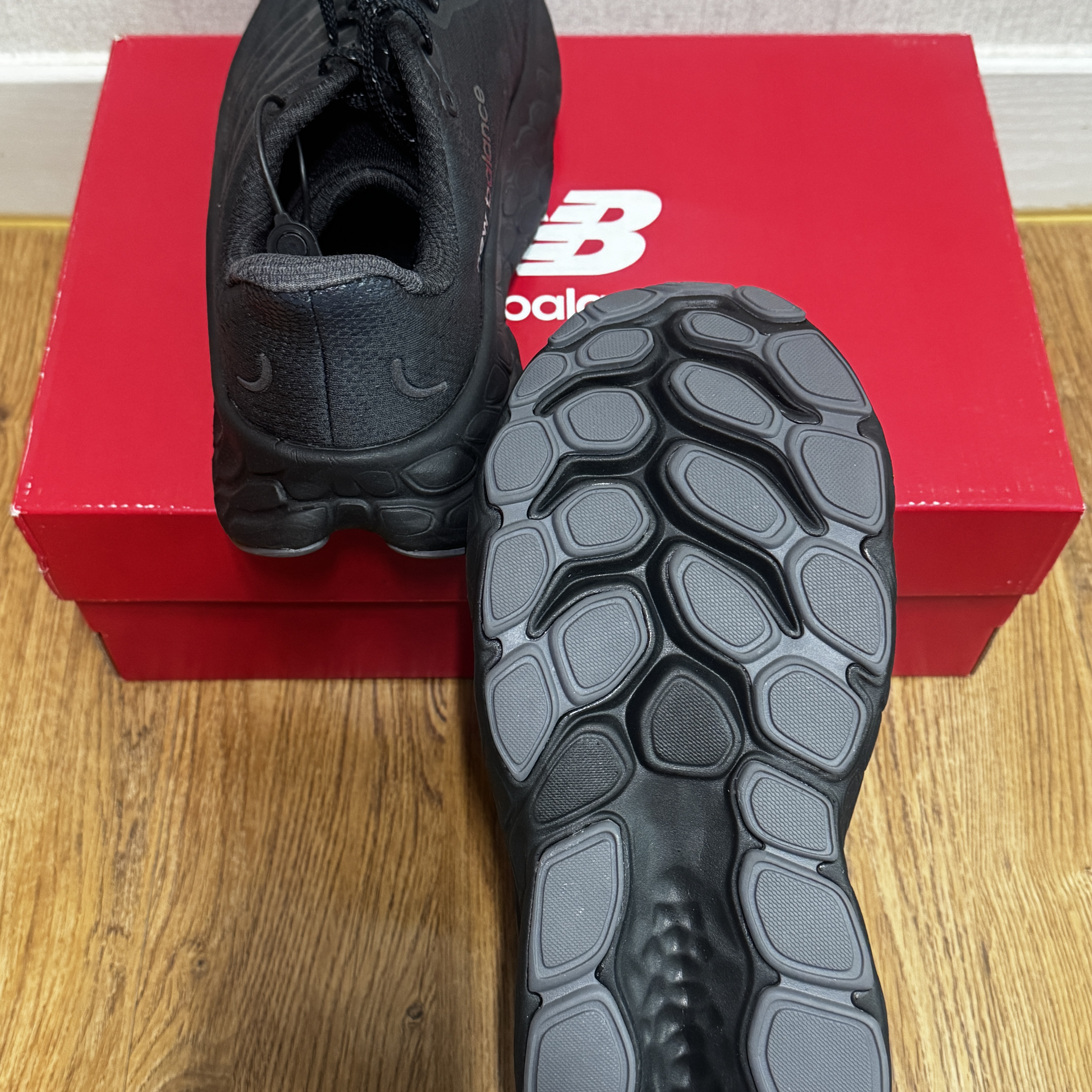 New Balance Fresh Foam X More v4 Triple Black - 2E Wide 착용 스타일 - 2