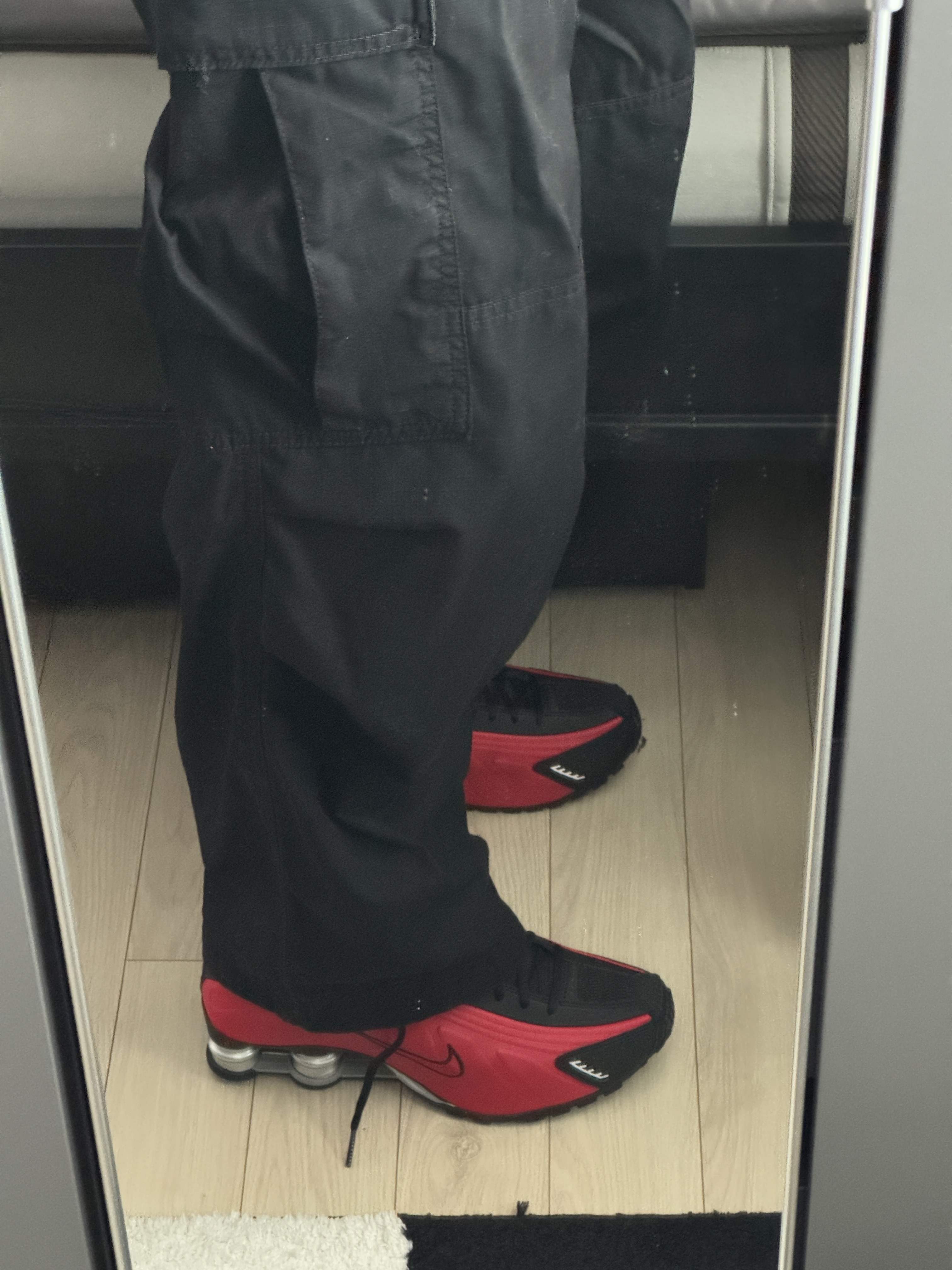 Nike Shox R4 University Red Black 착용 스타일 - 1