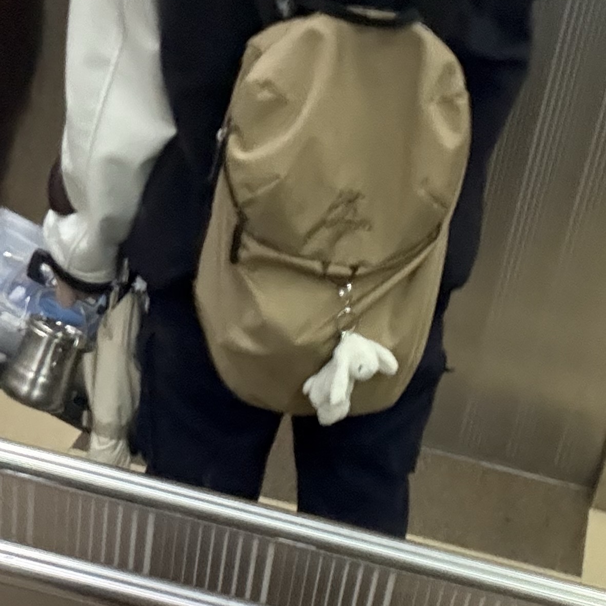 Arc'teryx Konseal 15 Backpack Canvas, Jellycat Bashful Bunny Bag Charm Cream 착용 스타일 - 2