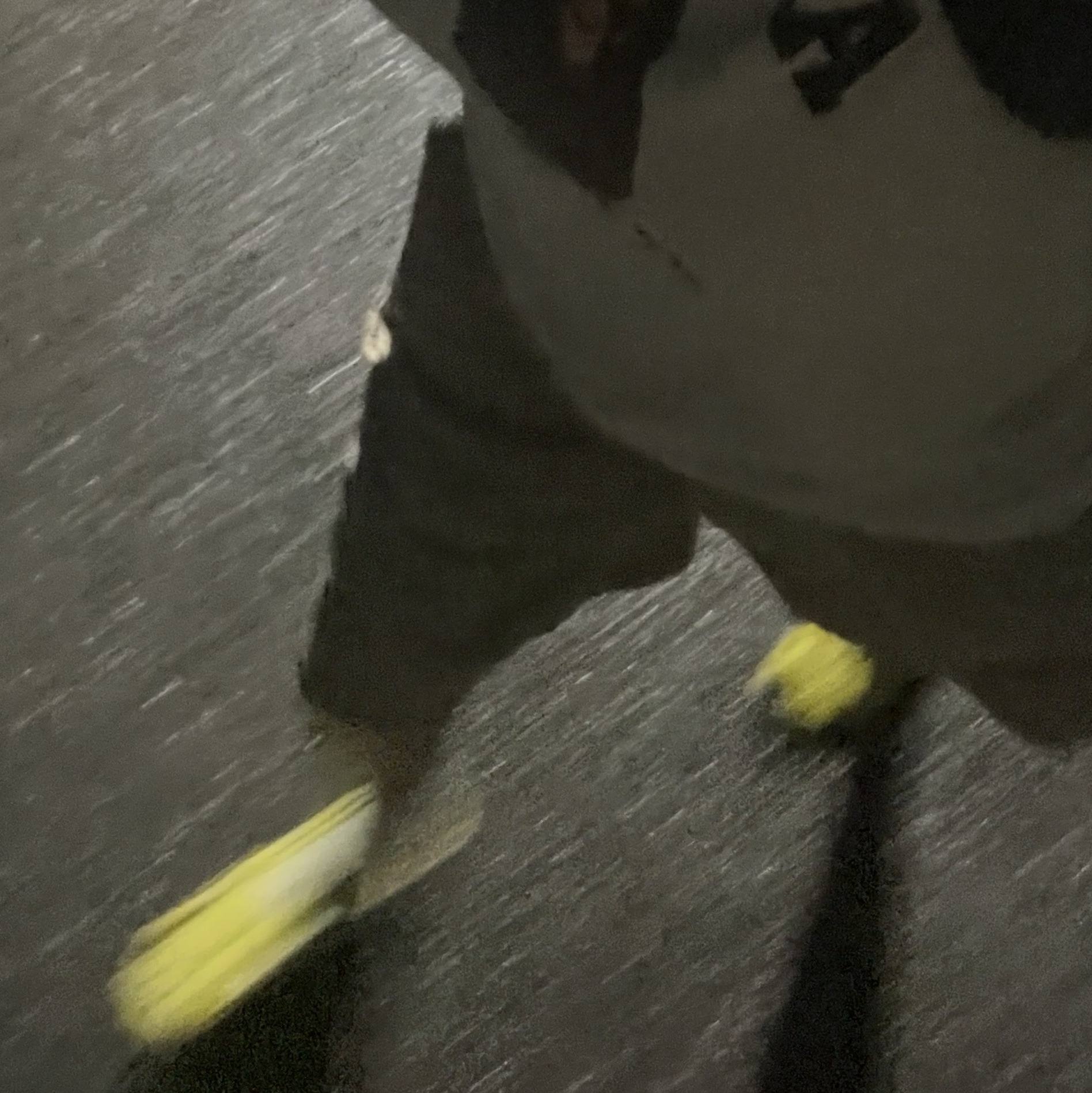 Crocs x Spongebob Classic Clog Banana, BAPE College T-Shirt White 착용 스타일 - 3