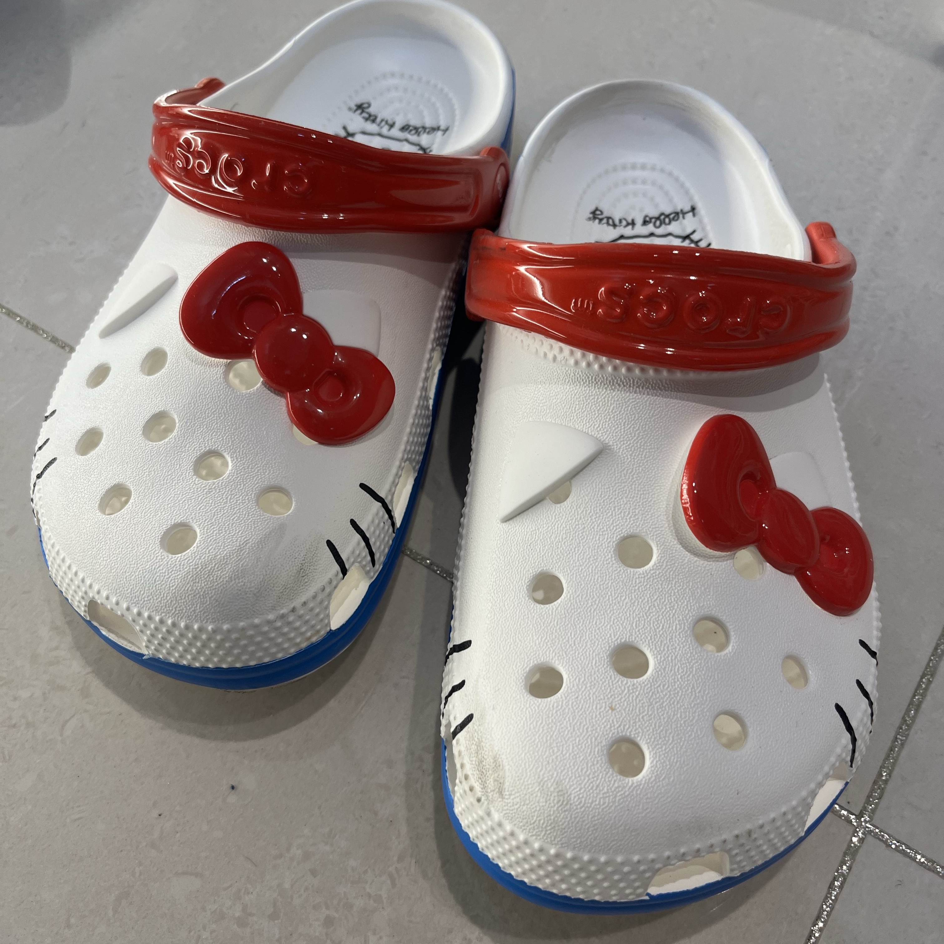 (W) Crocs x Hello Kitty Classic Clog White 착용 스타일