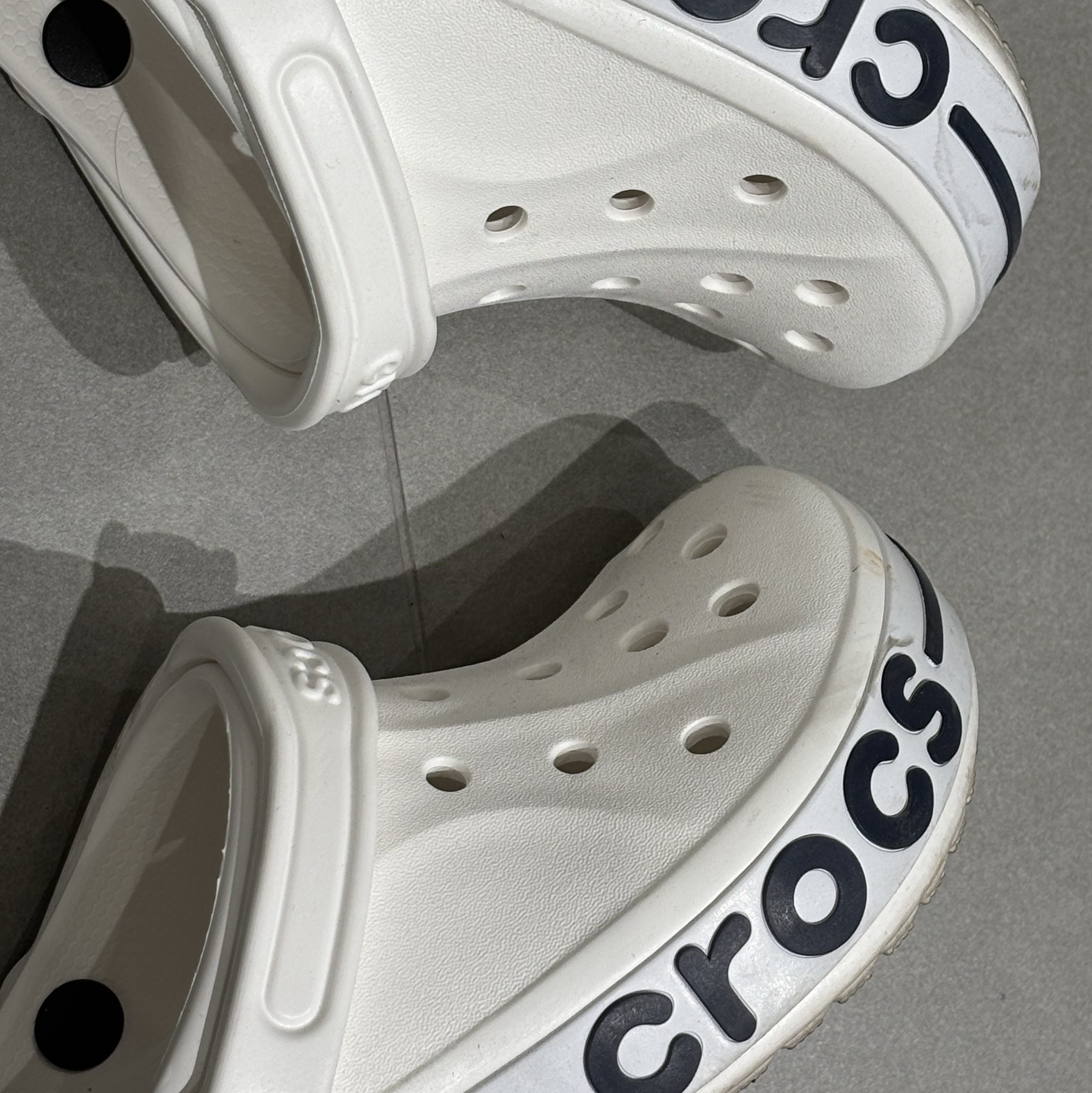 Crocs Bayaband Clog White Navy 착용 스타일