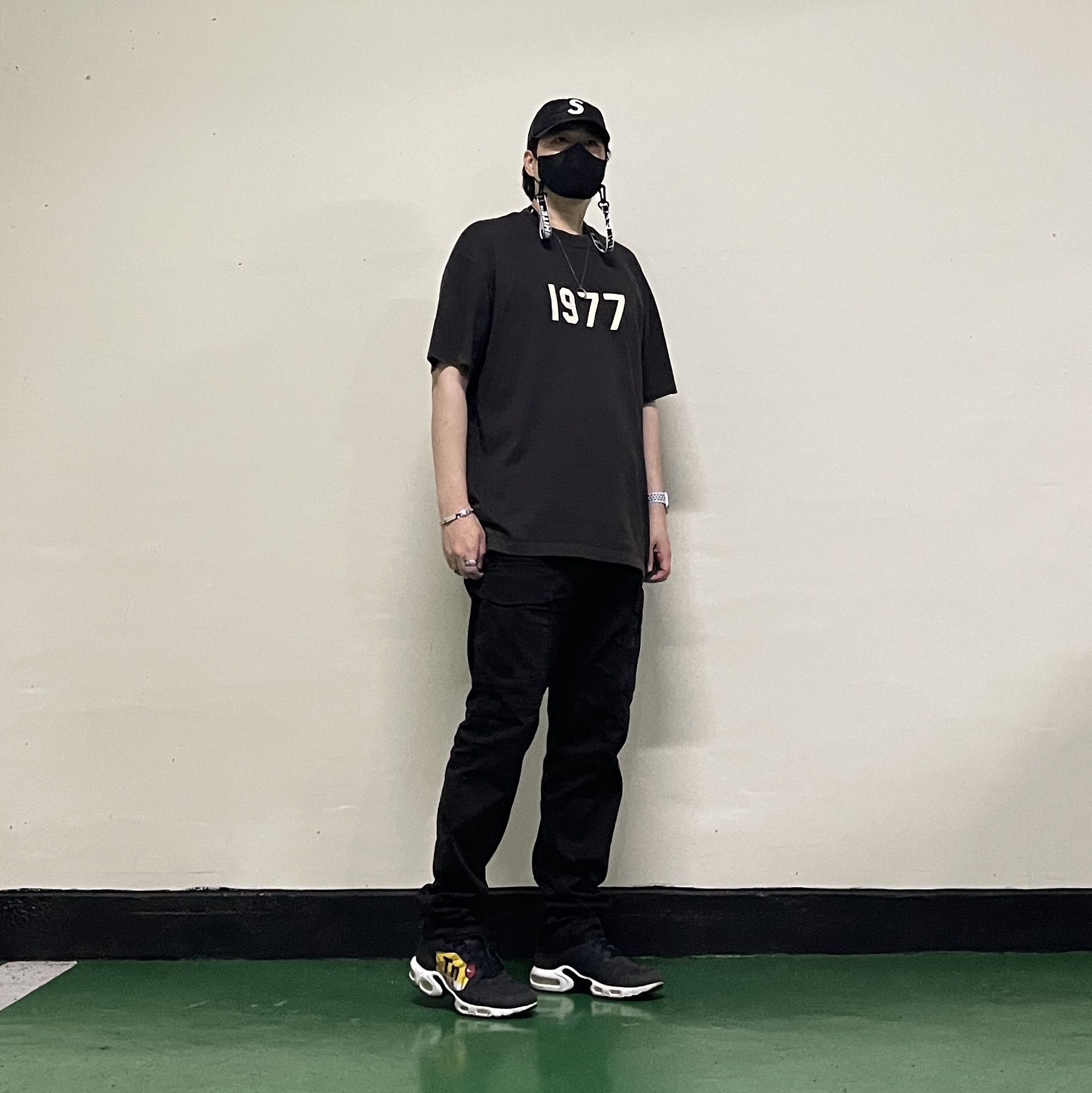 C.P. Company Stretch Sateen Cargo Pants Black - 23SS, Essentials 1977 T-Shirt Iron - 22SS 착용 스타일 - 1